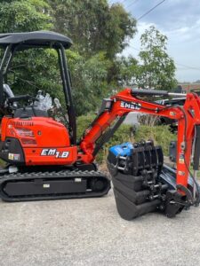 EMED EM1.8 EXCAVATOR WITH SWING BOOM & EXPANDABLE TRACKS + FREE ATTACHMENTS