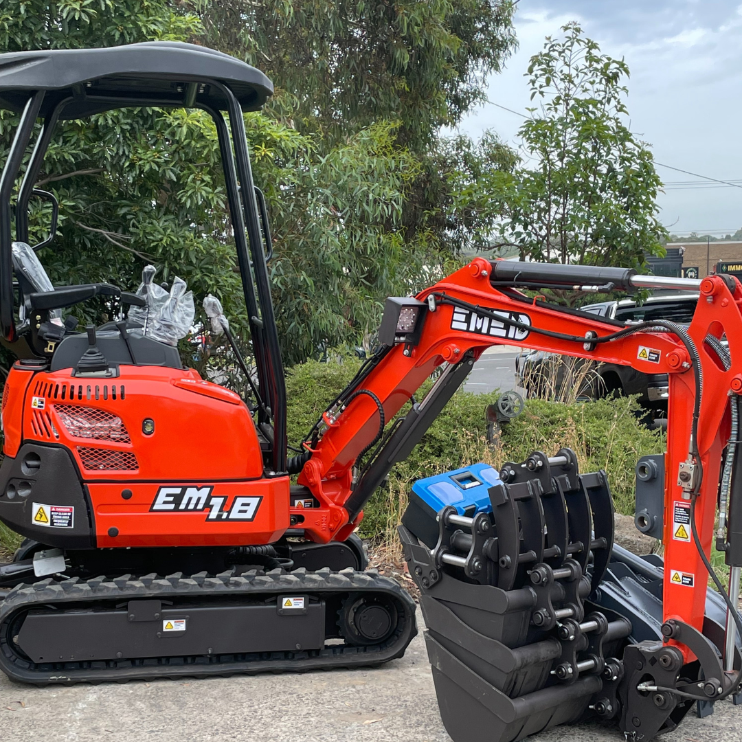 EMED EM1.8 EXCAVATOR WITH SWING BOOM & EXPANDABLE TRACKS + FREE ATTACHMENTS