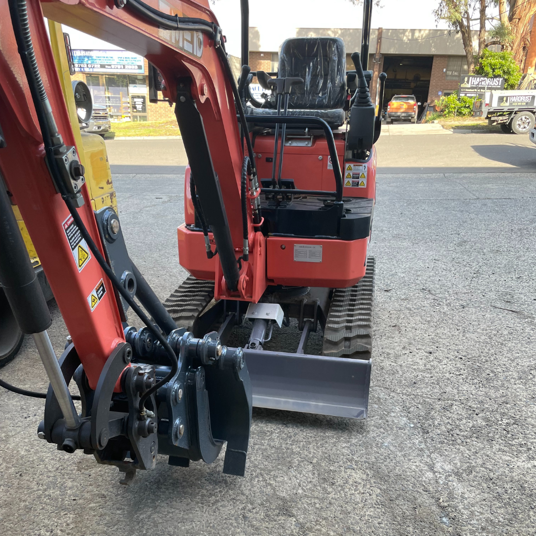 EMED EM1.8 EXCAVATOR WITH SWING BOOM & EXPANDABLE TRACKS + FREE ATTACHMENTS