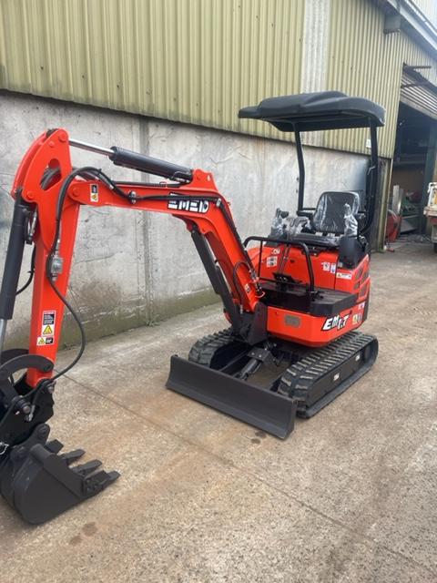 EXCAVATOR EM1.7 + PILOT CONTROLS + FREE ATTACHMENTS