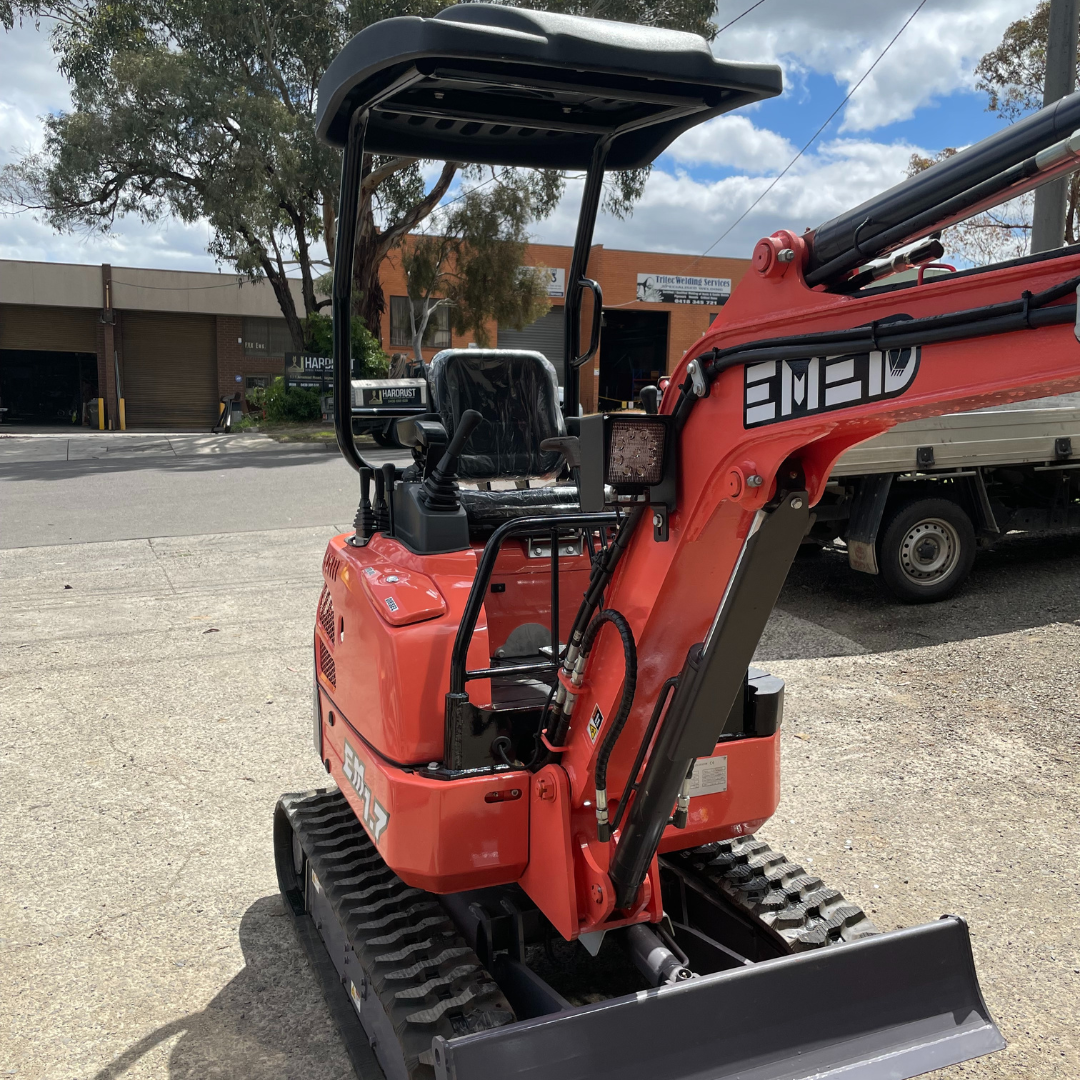 EXCAVATOR EM1.7 + PILOT CONTROLS + FREE ATTACHMENTS