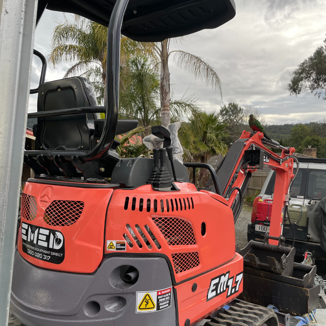 EXCAVATOR EM1.7 + PILOT CONTROLS + FREE ATTACHMENTS