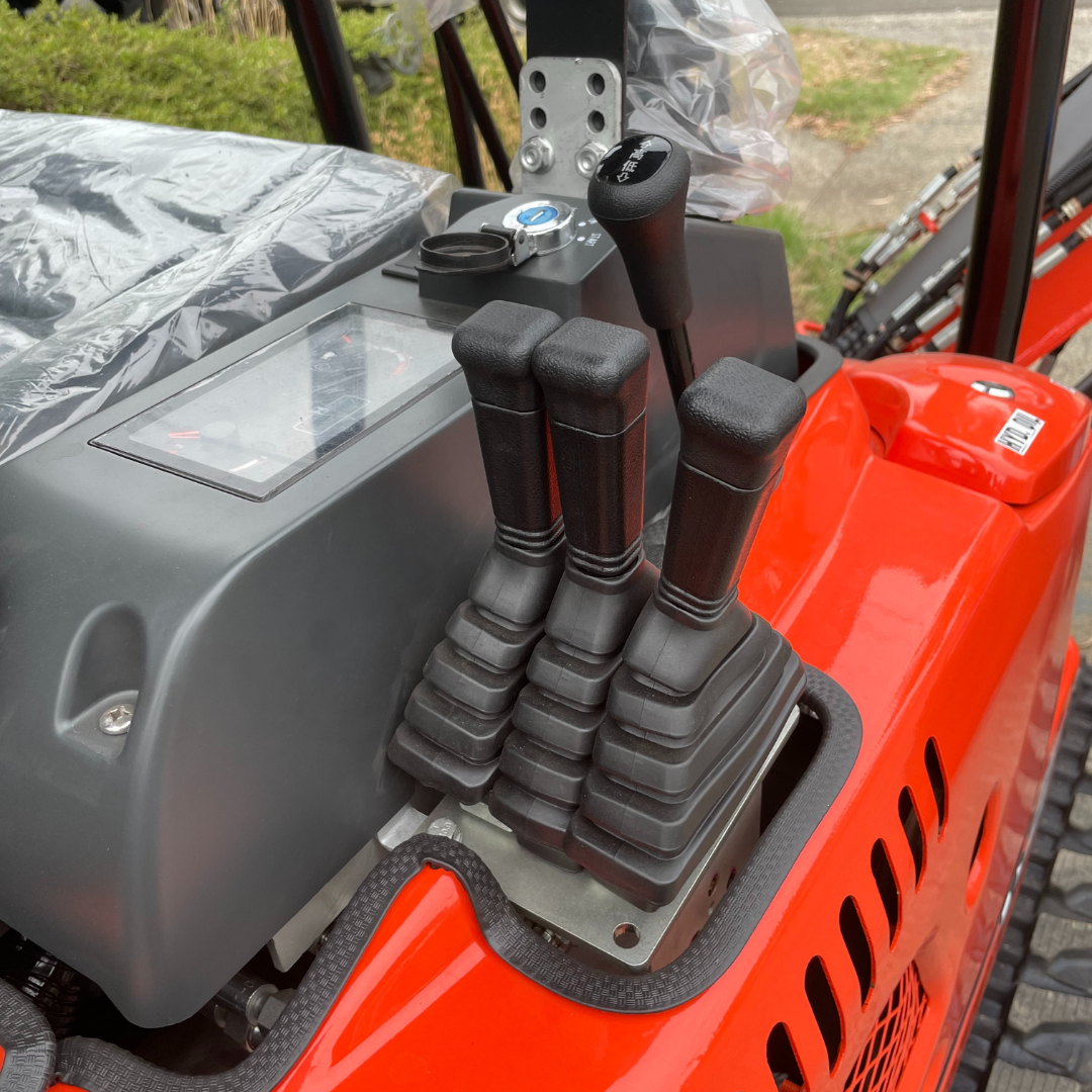 EXCAVATOR EM1.7 + PILOT CONTROLS + FREE ATTACHMENTS