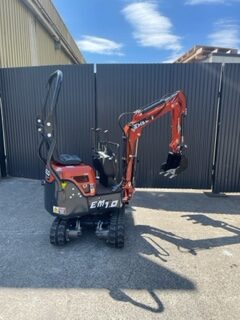 EXCAVATOR EM1.0 + FREE ATTACHMENTS SWING BOOM & EXPANDABLE TRACKS