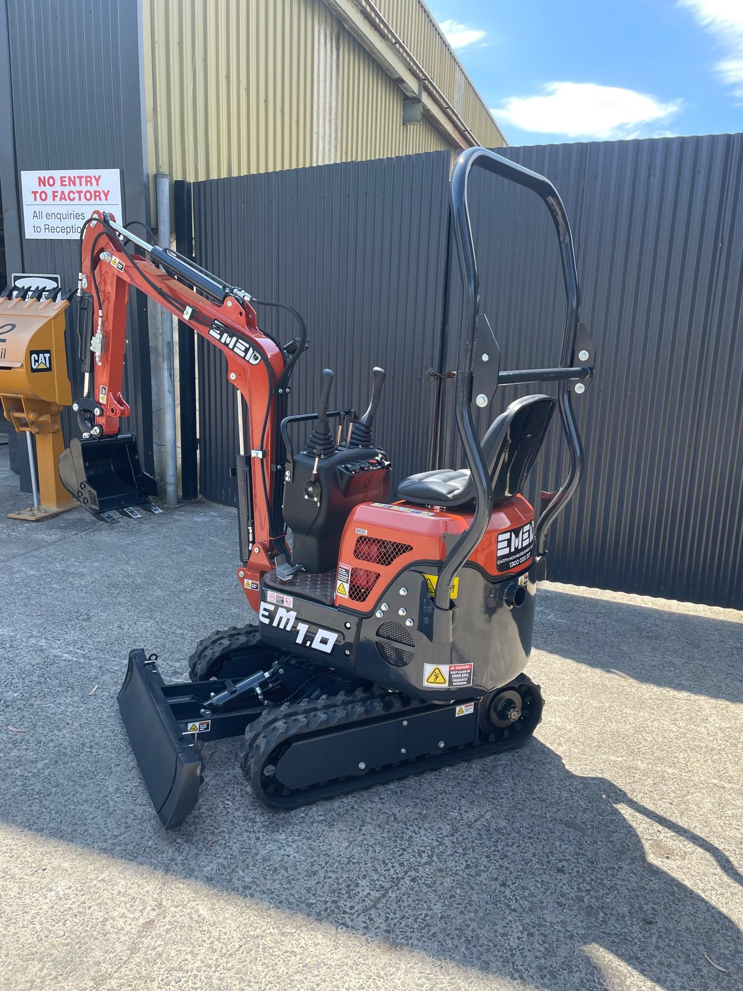EXCAVATOR EM1.0 + FREE ATTACHMENTS SWING BOOM & EXPANDABLE TRACKS