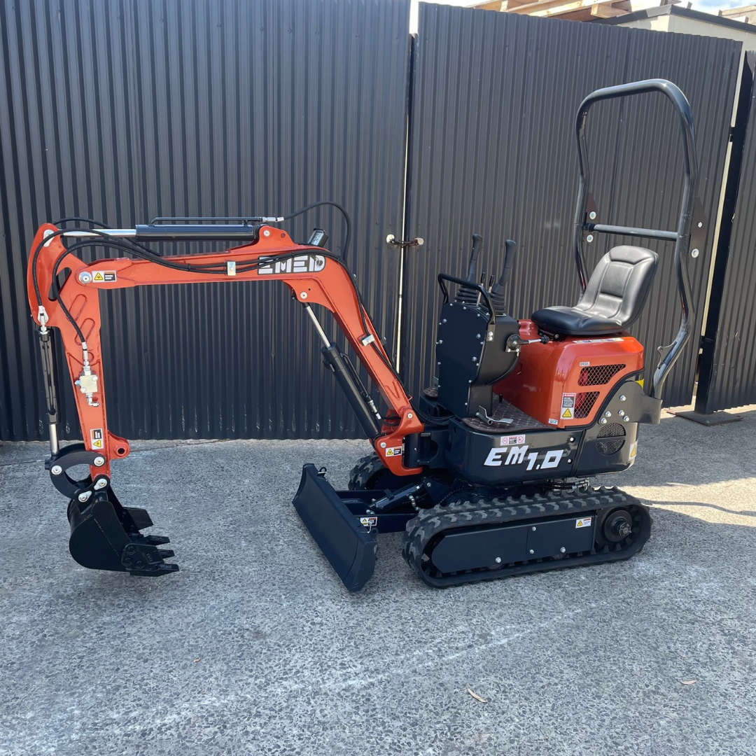EXCAVATOR EM1.0 + FREE ATTACHMENTS SWING BOOM & EXPANDABLE TRACKS