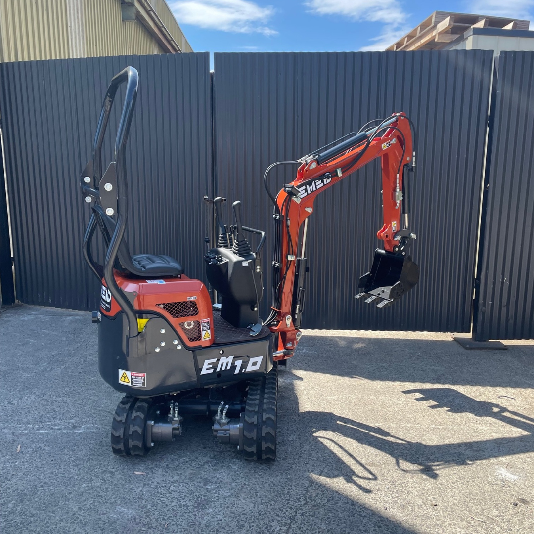 EXCAVATOR EM1.0 + FREE ATTACHMENTS SWING BOOM & EXPANDABLE TRACKS