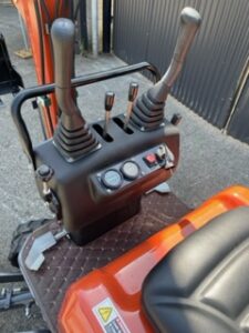 EXCAVATOR EM1.0 + FREE ATTACHMENTS SWING BOOM & EXPANDABLE TRACKS