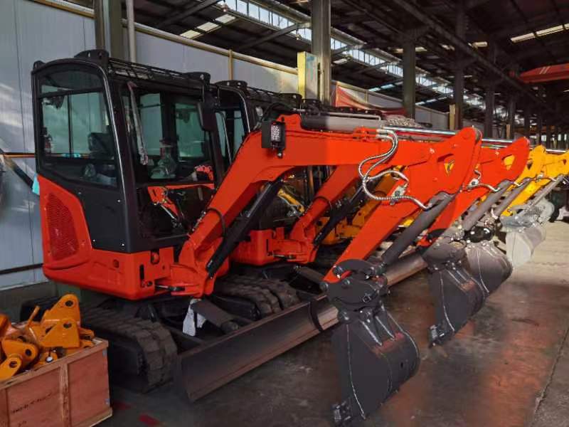 EXCAVATOR EM2.6 + SWING BOOM + EXPANDABLE TRACKS + FREE ATTACHMENTS