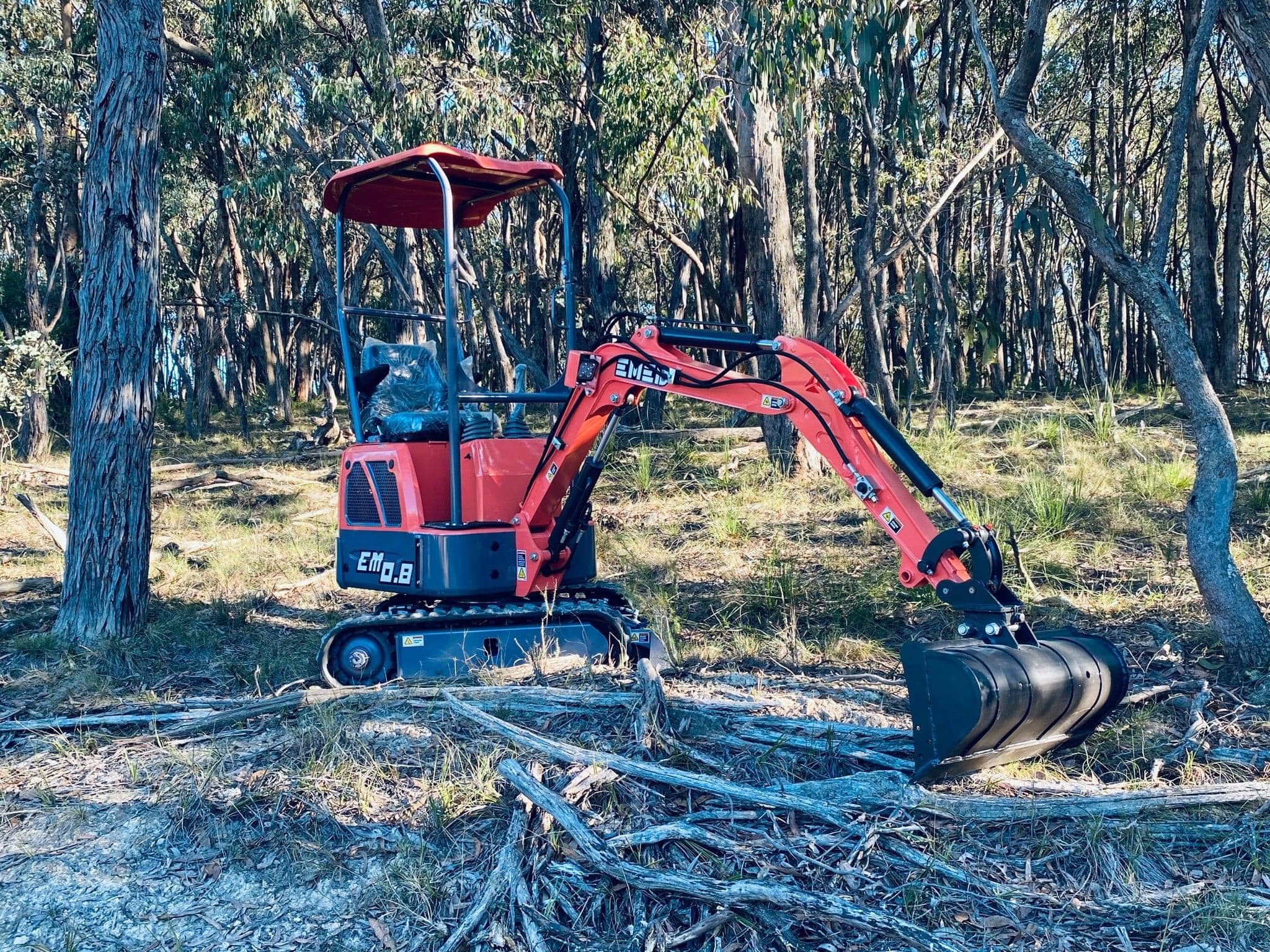 Mini Excavator EM08 + Free Attachments