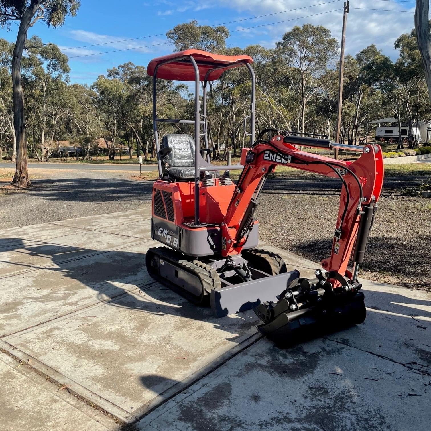 Mini Excavator EM08 + Free Attachments