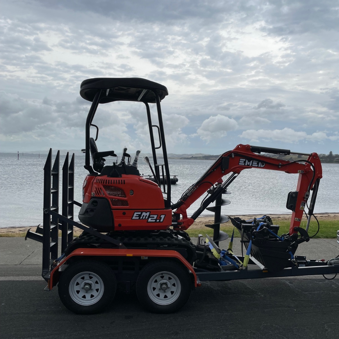 EXCAVATOR EM2.1 & TRAILER PACKAGE + FREE ATTACHMENTS