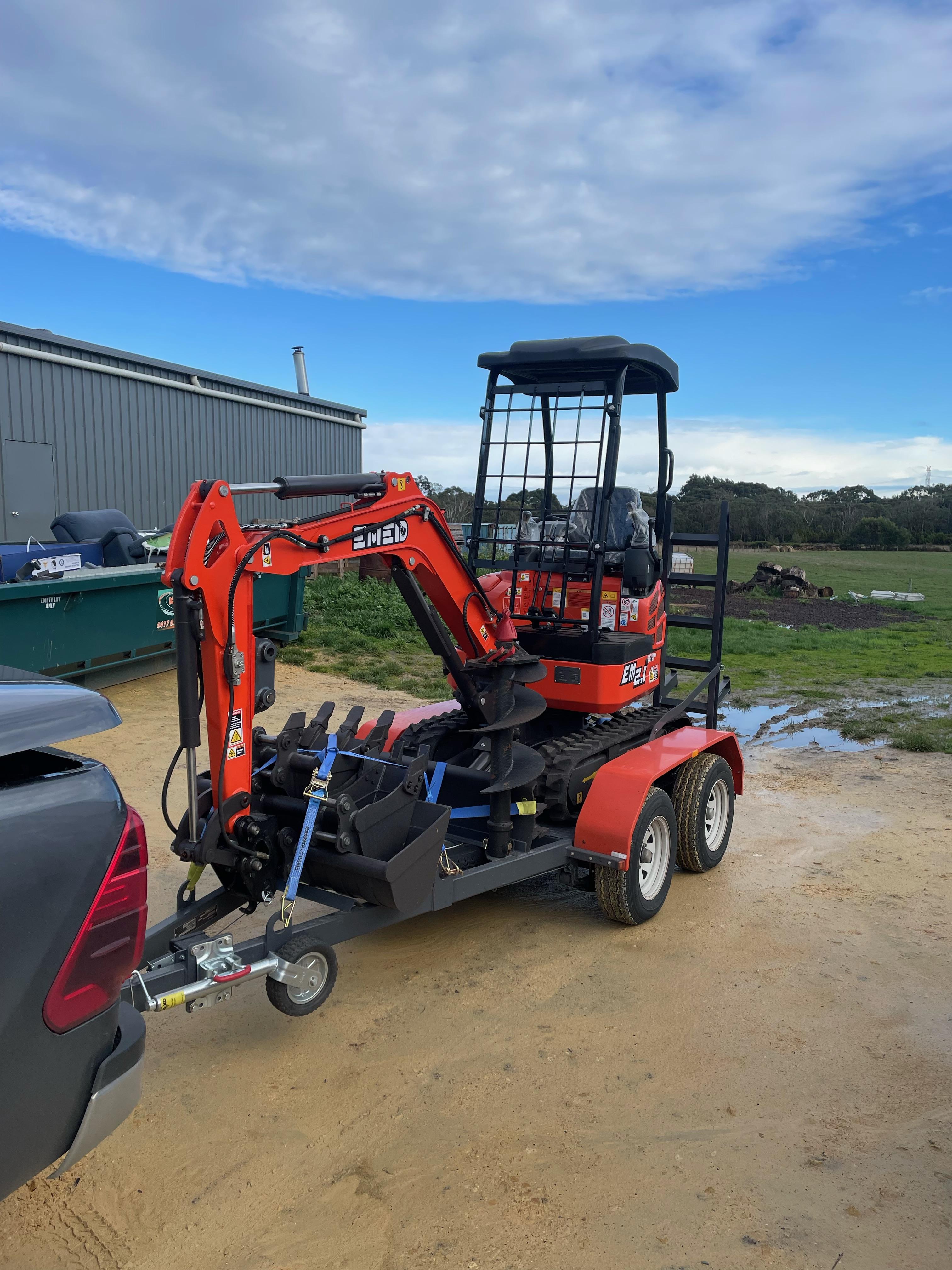 EXCAVATOR EM2.1 & TRAILER PACKAGE + FREE ATTACHMENTS