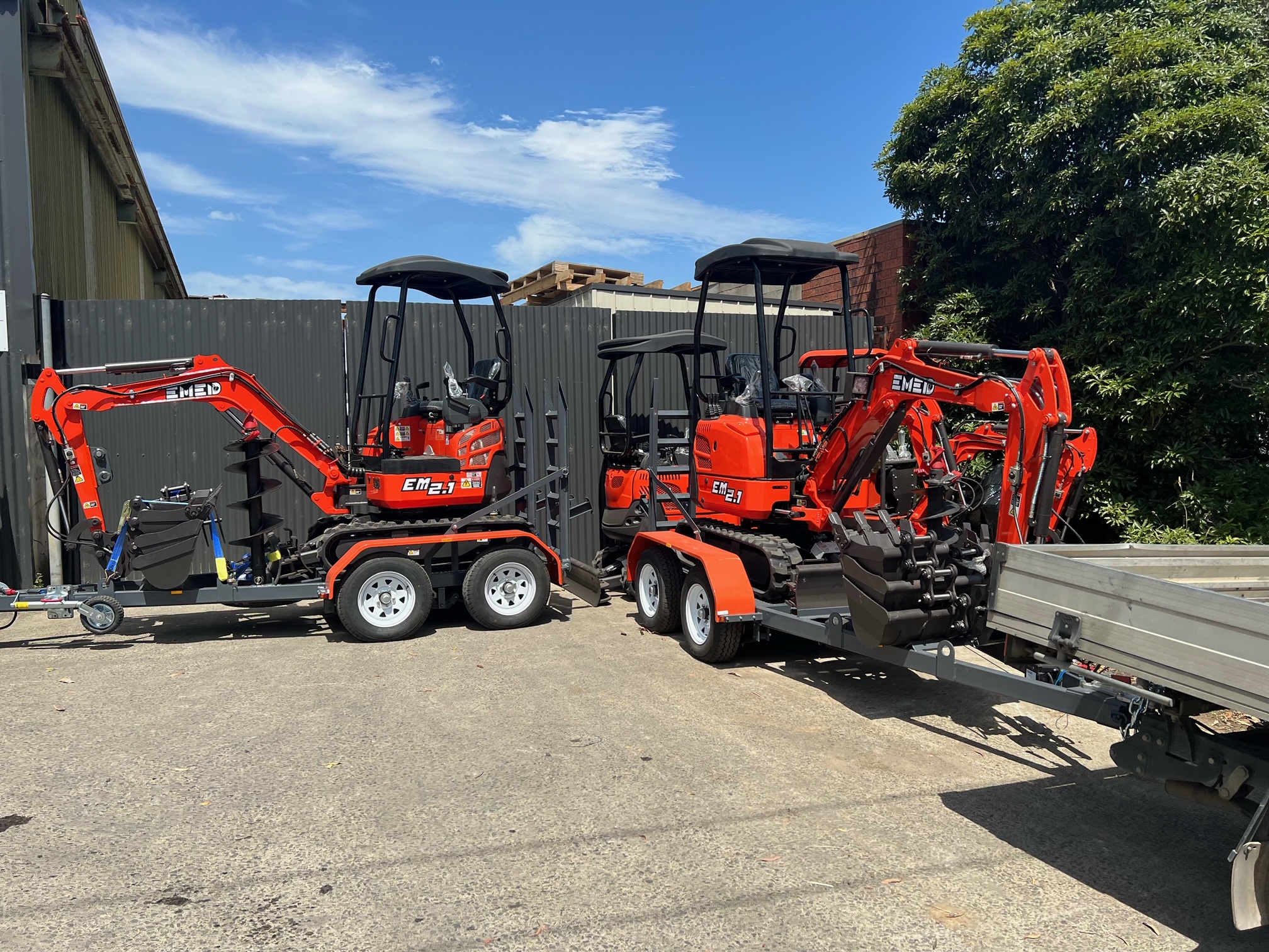 EXCAVATOR EM2.1 & TRAILER PACKAGE + FREE ATTACHMENTS