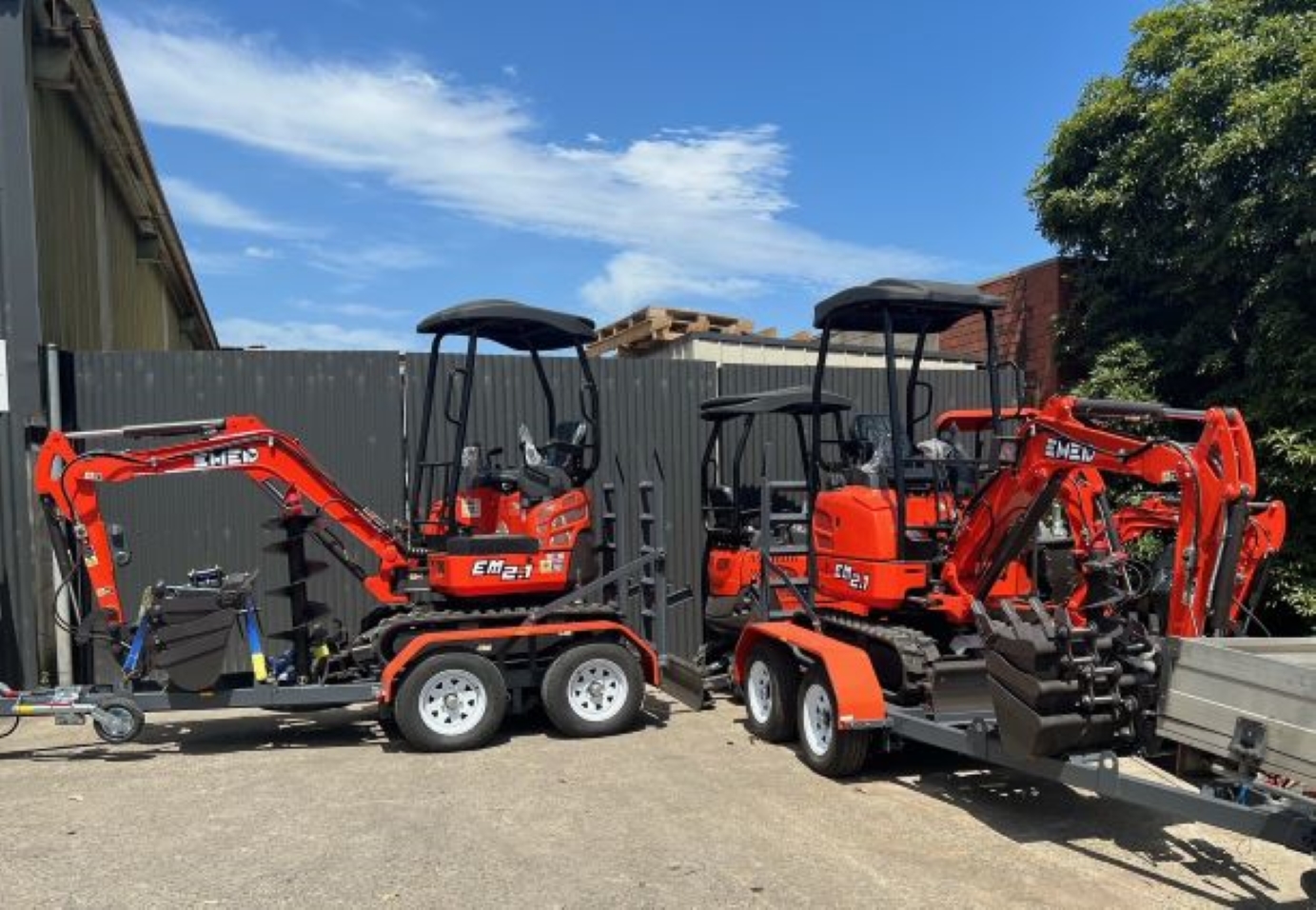 EXCAVATOR EM2.1 & TRAILER PACKAGE + FREE ATTACHMENTS