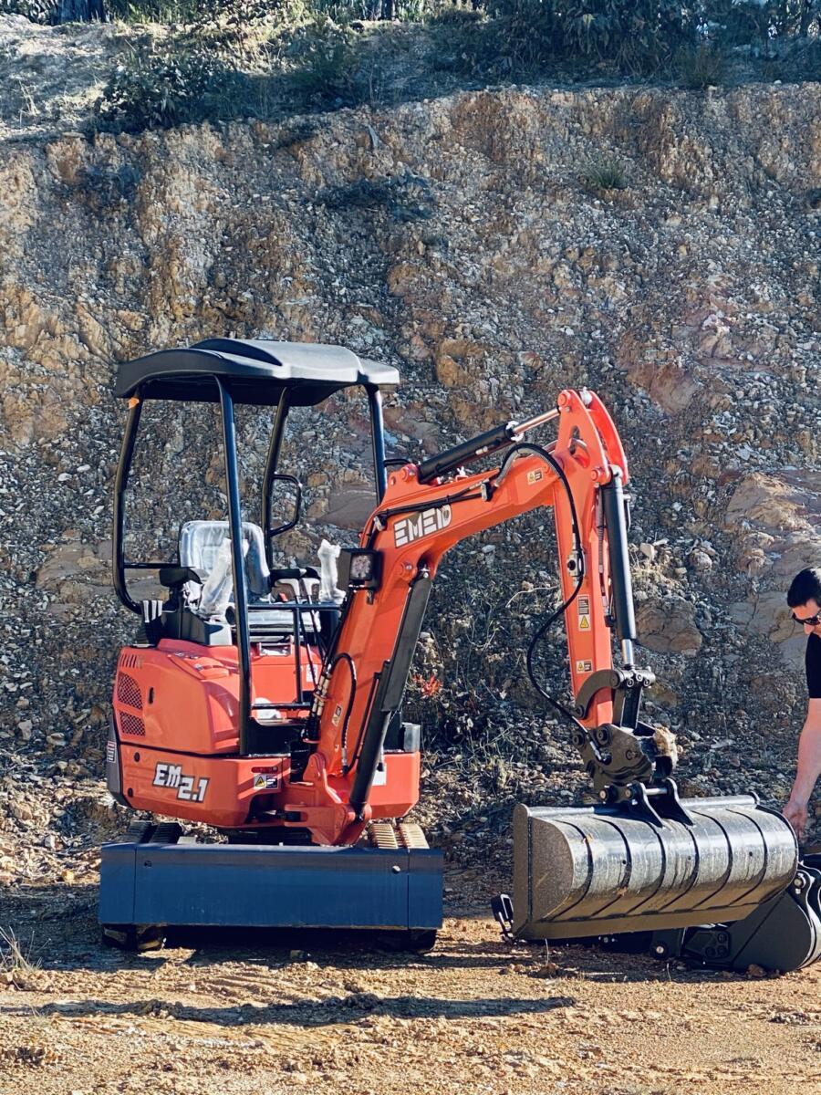 EXCAVATOR EM2.1 & TRAILER PACKAGE + FREE ATTACHMENTS