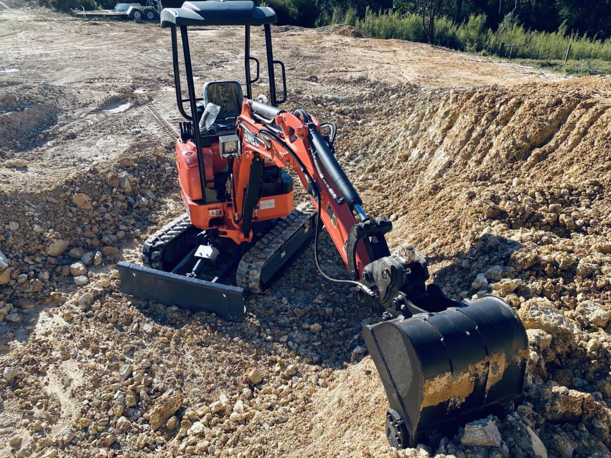 EM2.1 EXCAVATOR & AUGER PACKAGE + FREE ATTACHMENTS