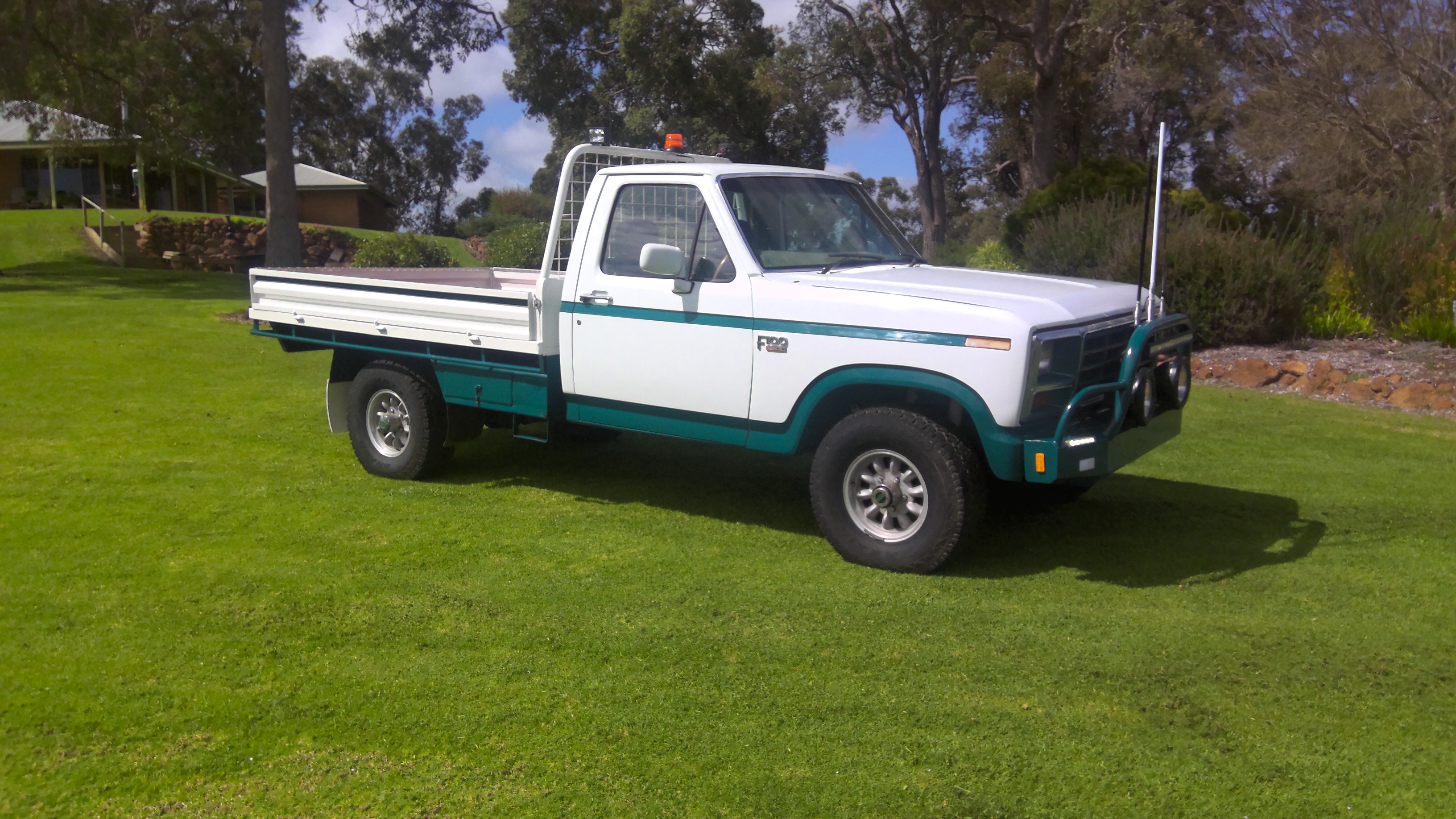 1986 FORD F100 4WD UTILITY