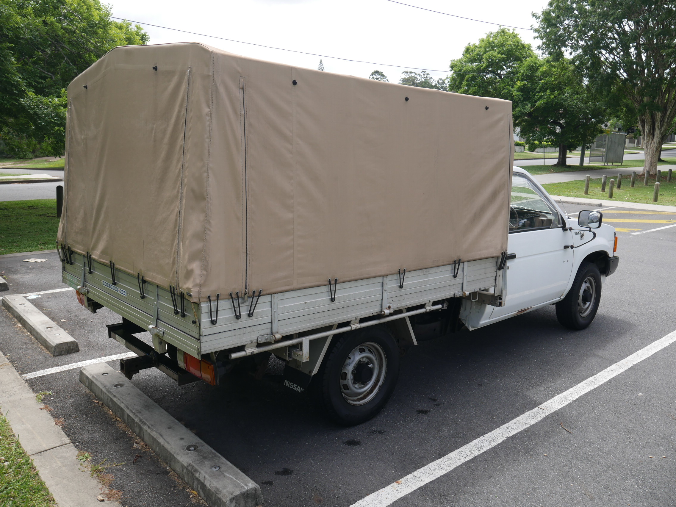 1990 NISSAN NAVARA NUGGET D21 UTILITY