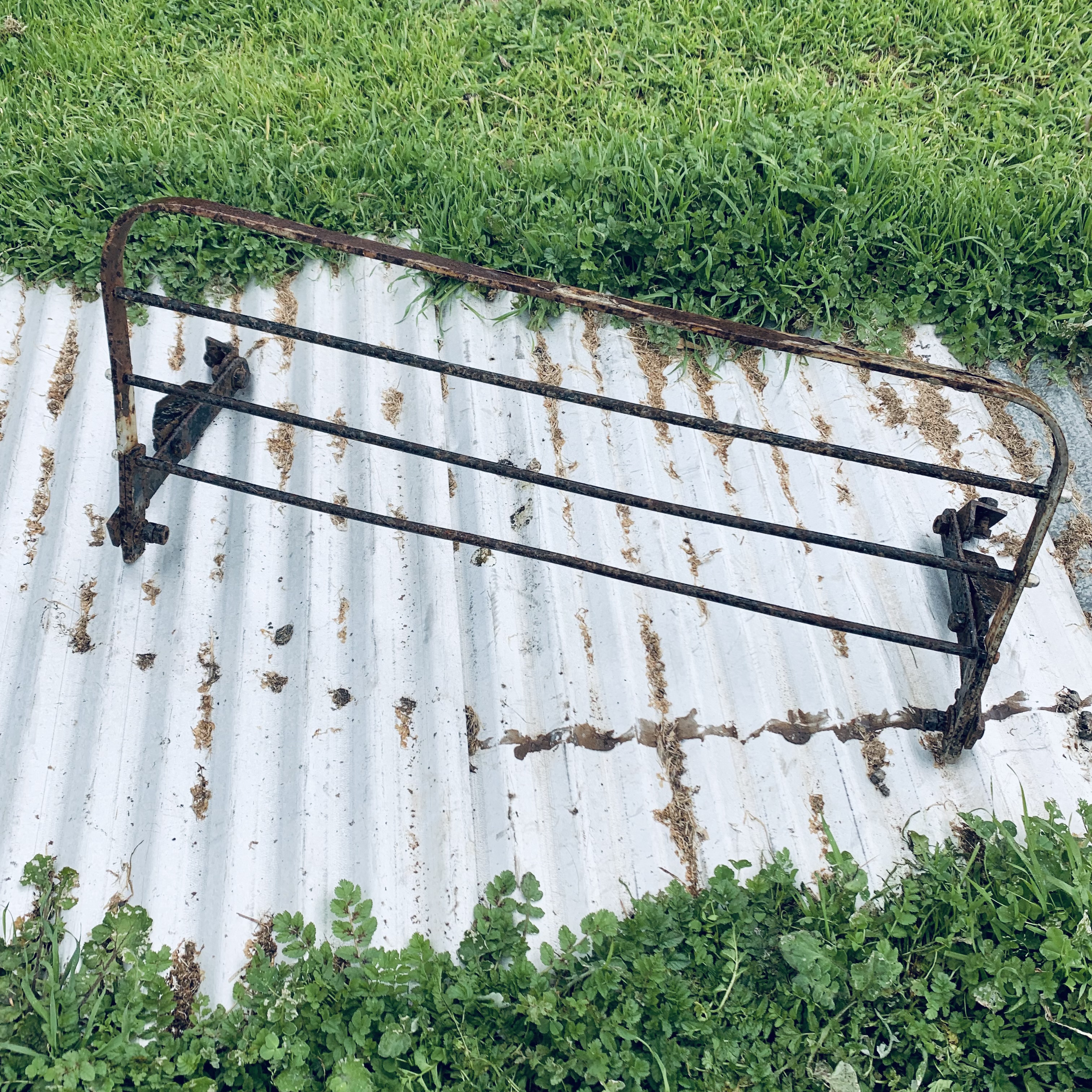 VARIOUS VINTAGE 1920S & 1930S FOLDING LUGGAGE RACKS