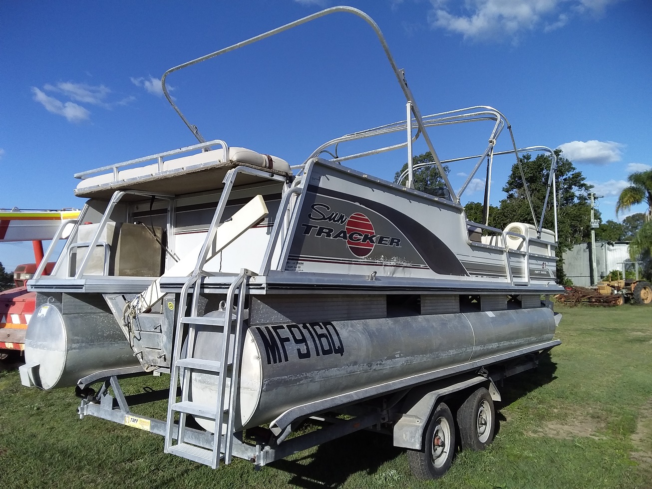 21FT SUN TRACKER PONTOON BOAT