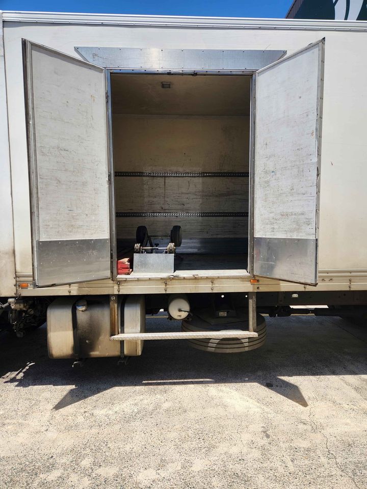 2010 ISUZU FVL 1400 REFRIGERATED TRUCK