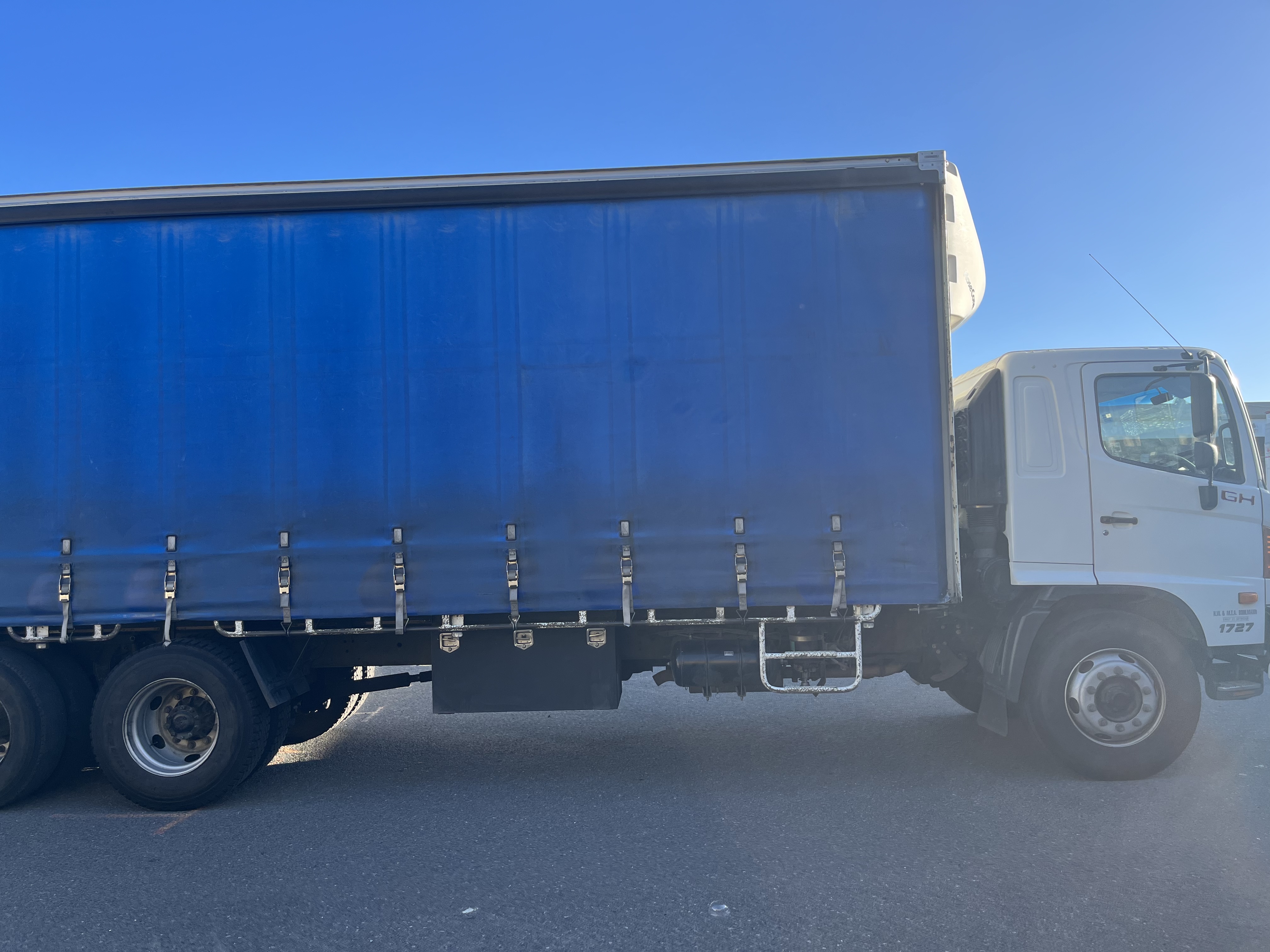 2009 HINO 500 CURTAINSIDER