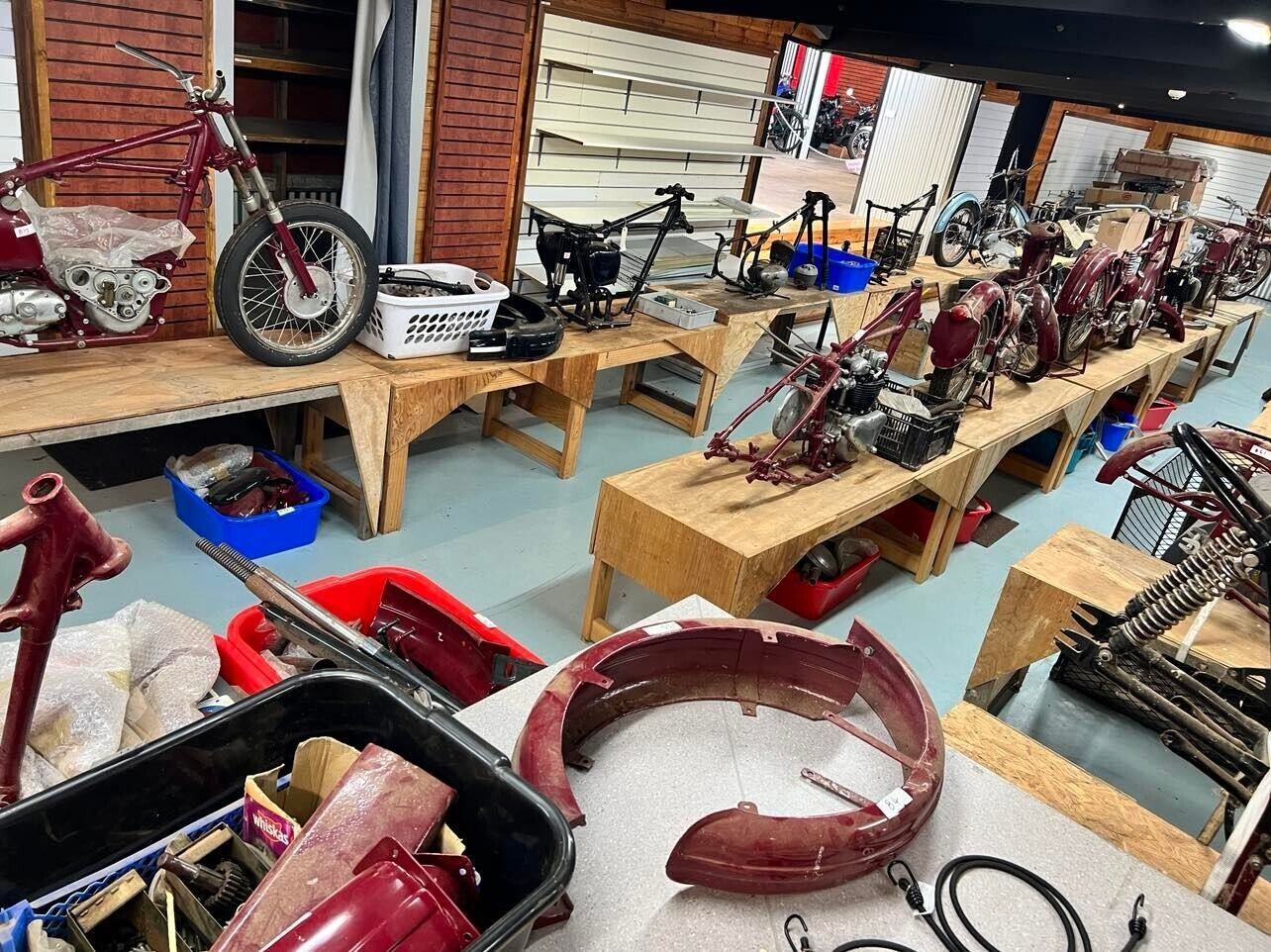 TRIUMPH CLASSIC BRITISH & VINTAGE MOTORCYCLE BIKES, ENGINES PARTS, BULK COLLECTION