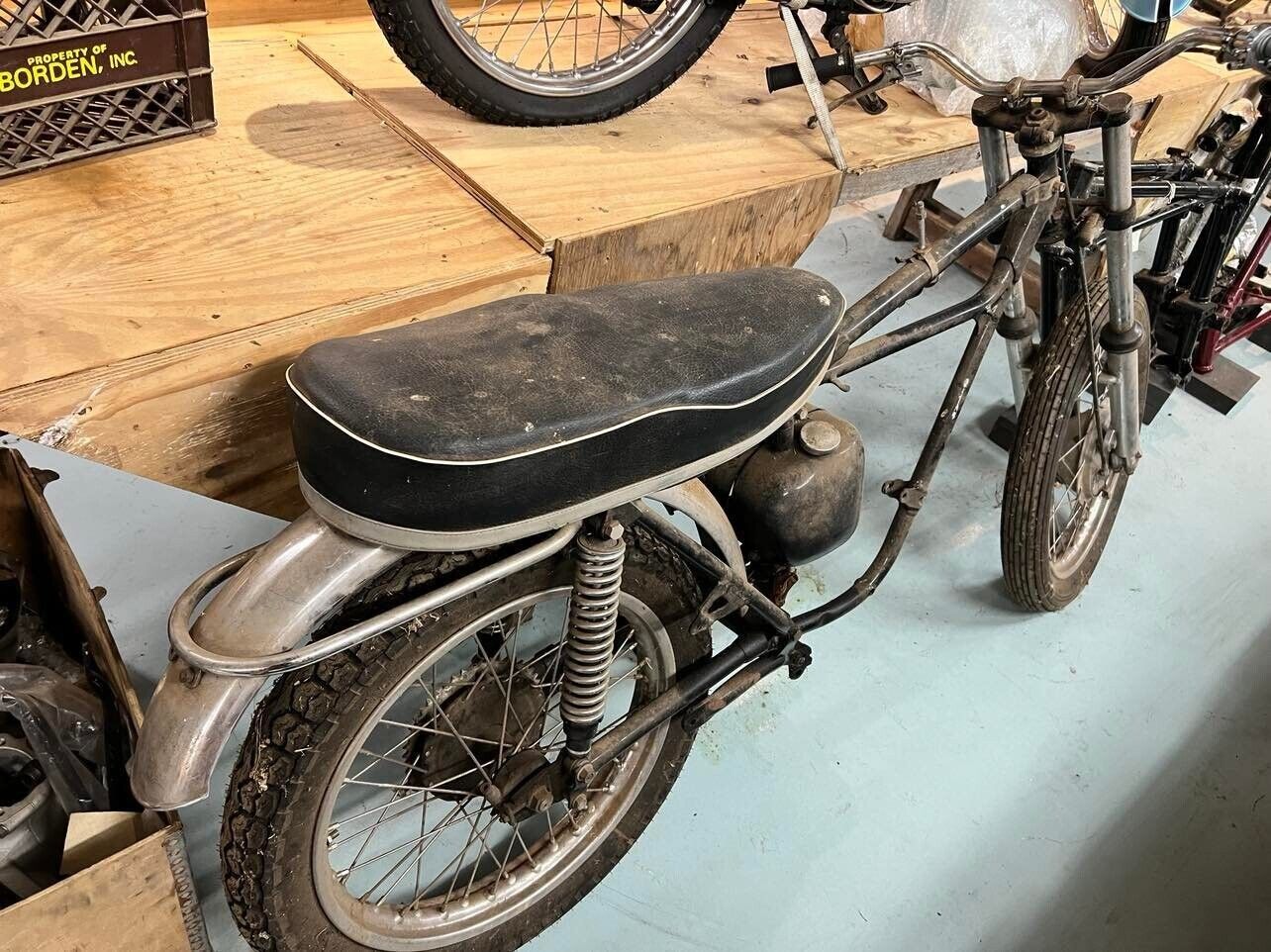 TRIUMPH CLASSIC BRITISH & VINTAGE MOTORCYCLE BIKES, ENGINES PARTS, BULK COLLECTION