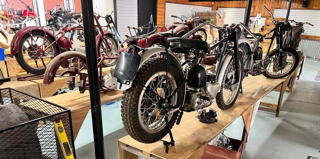 TRIUMPH CLASSIC BRITISH & VINTAGE MOTORCYCLE BIKES, ENGINES PARTS, BULK COLLECTION