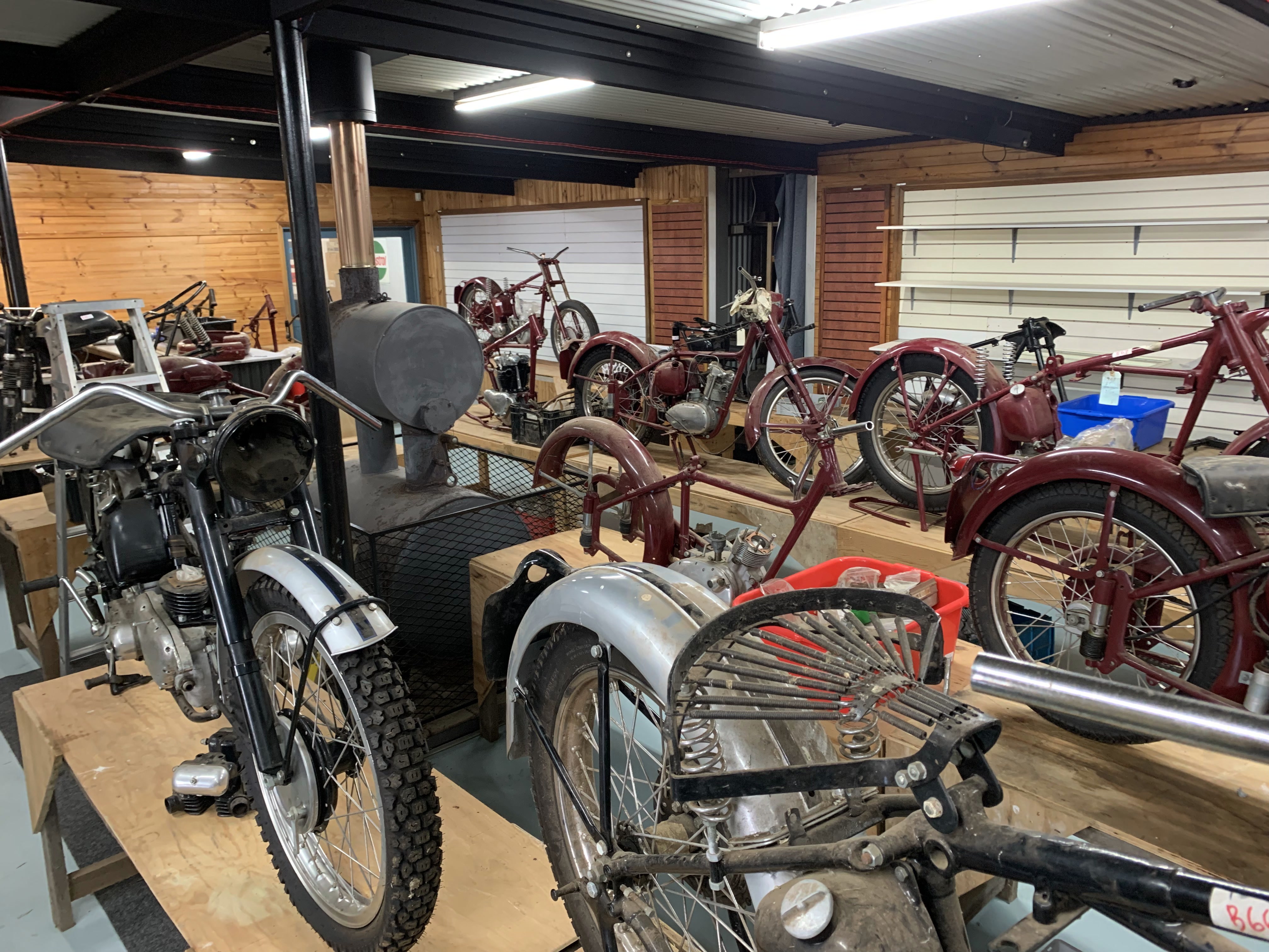 TRIUMPH CLASSIC BRITISH & VINTAGE MOTORCYCLE BIKES, ENGINES PARTS, BULK COLLECTION