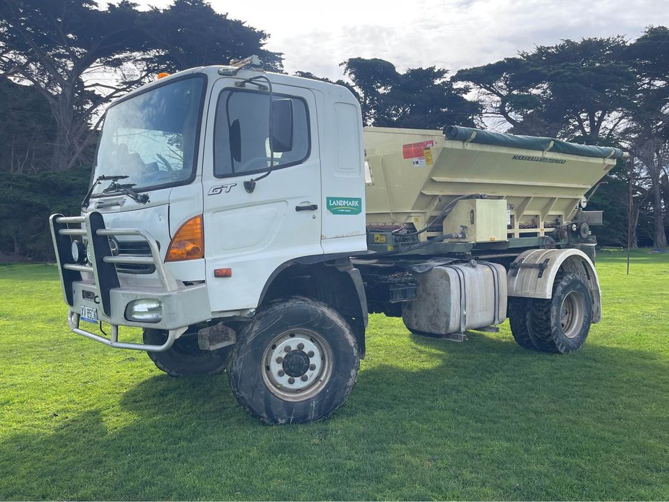 2007 HINO GT1J 4X4 SPREADER TRUCK