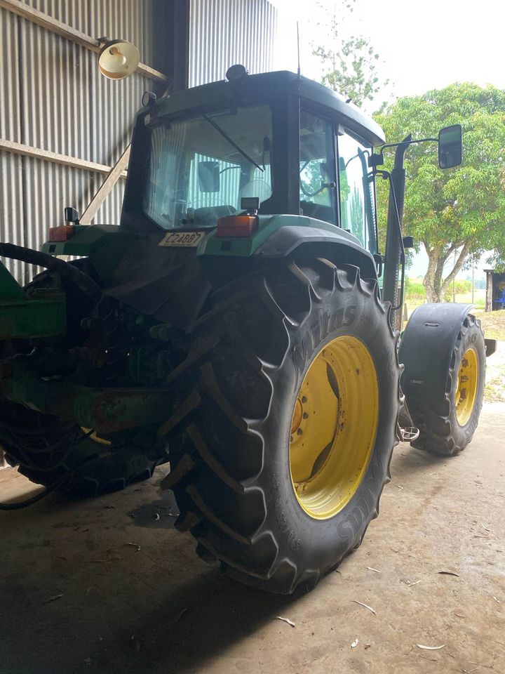 1999 JOHN DEERE 6810 TRACTOR