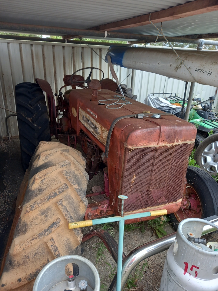 INTERNATIONAL B414 TRACTOR