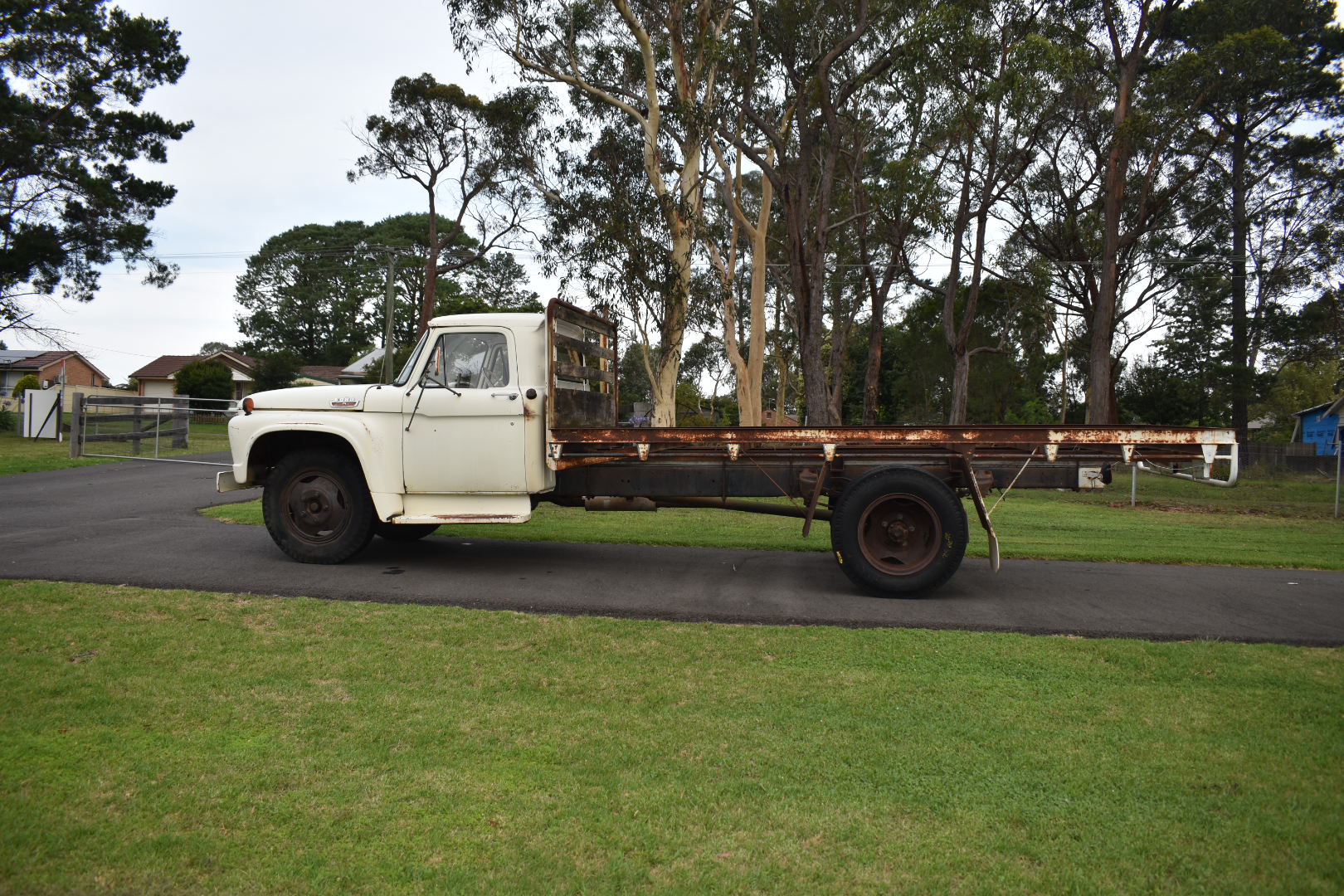 1964 FORD F500 TRAY TRUCK 