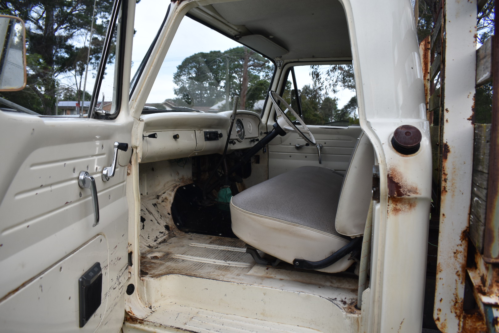 1964 FORD F500 TRAY TRUCK 