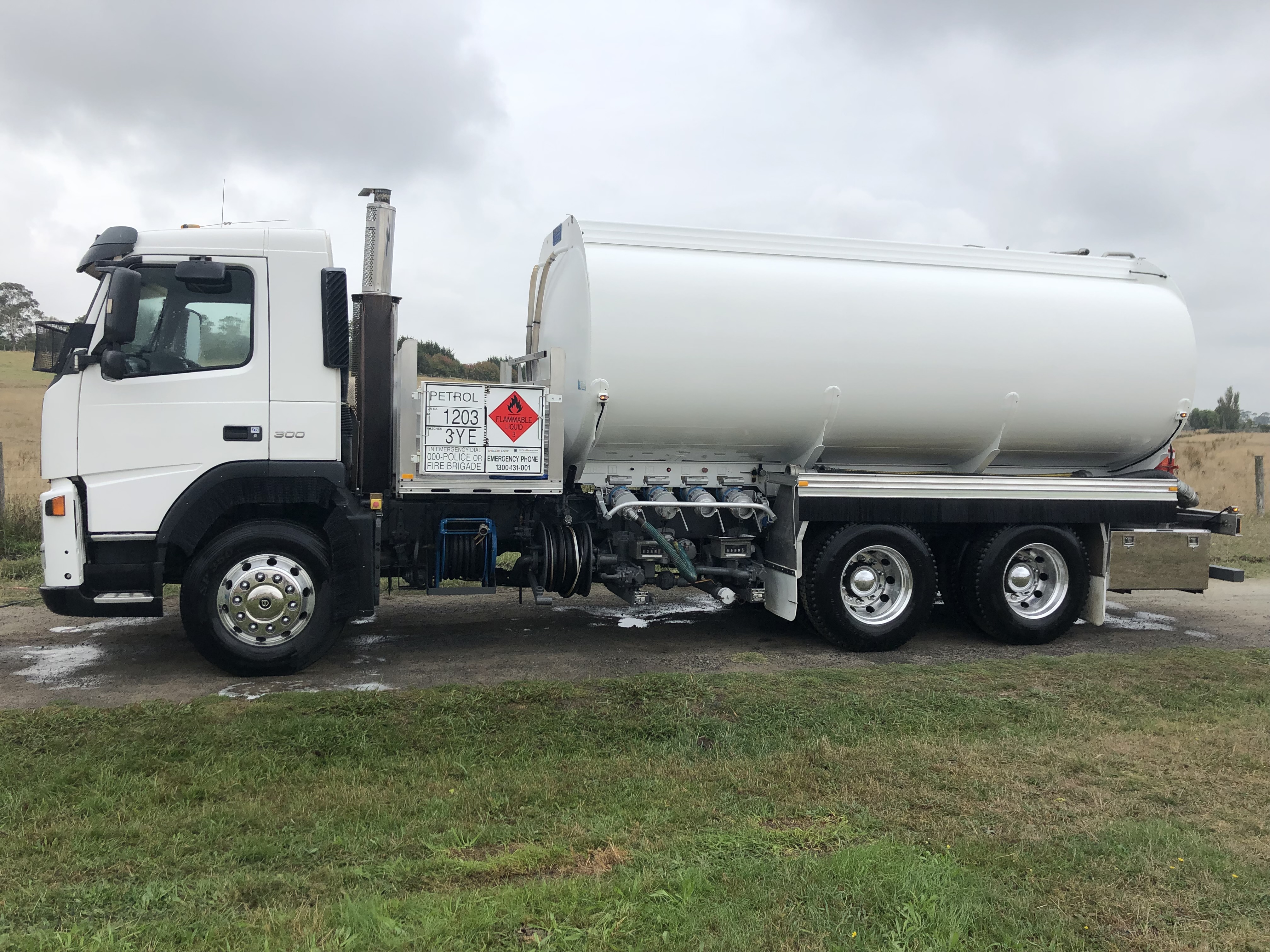 2003 VOLVO RIGID FUEL TANKER 