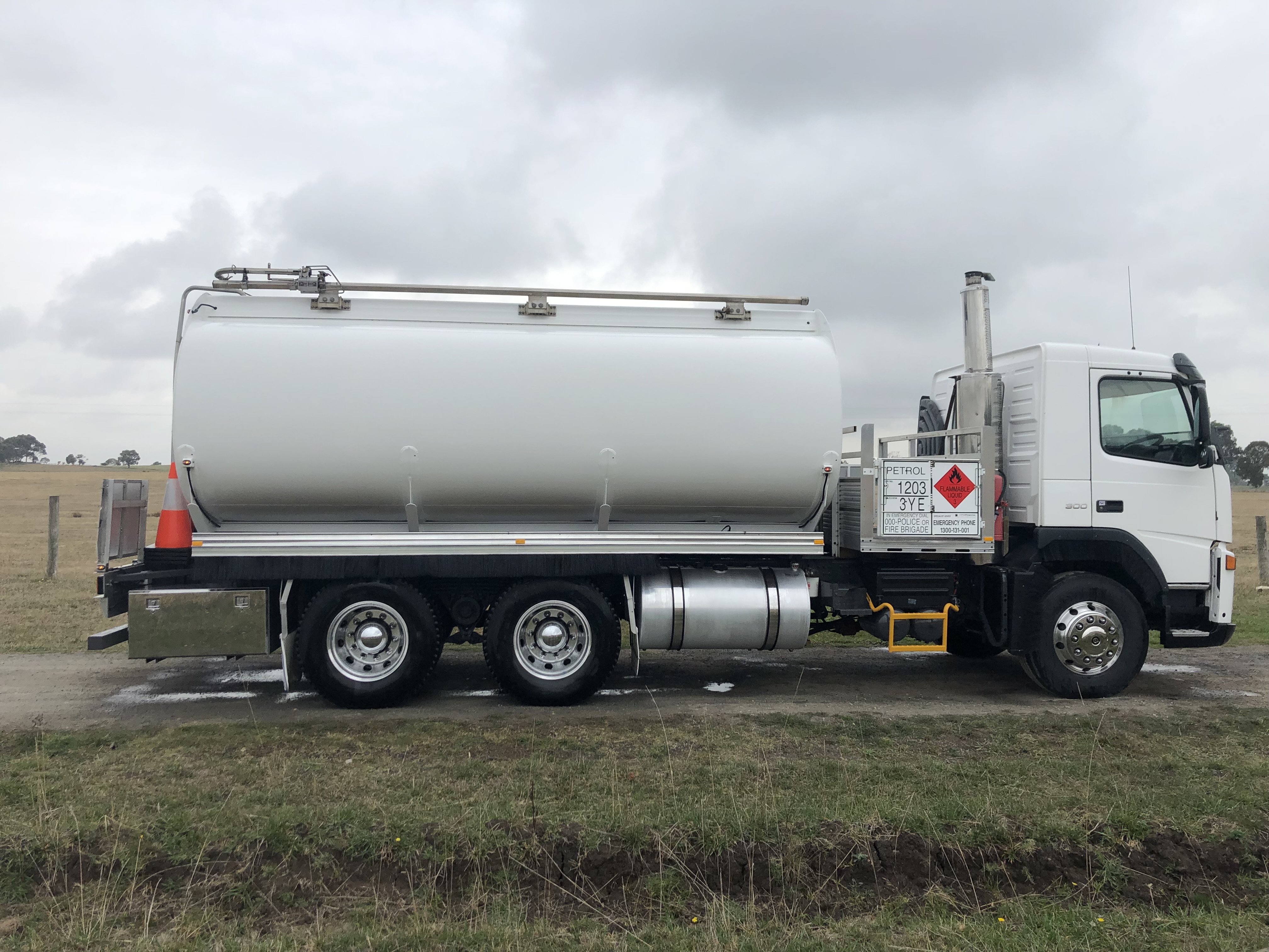 2003 VOLVO FUEL TANKER 