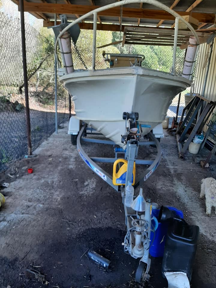 1993 QUINTREX 4 .5M FISH RAIDER CENTRE CONSOLE