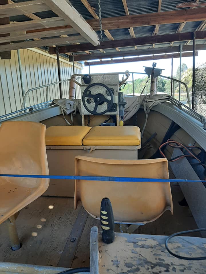 1993 QUINTREX 4 .5M FISH RAIDER CENTRE CONSOLE