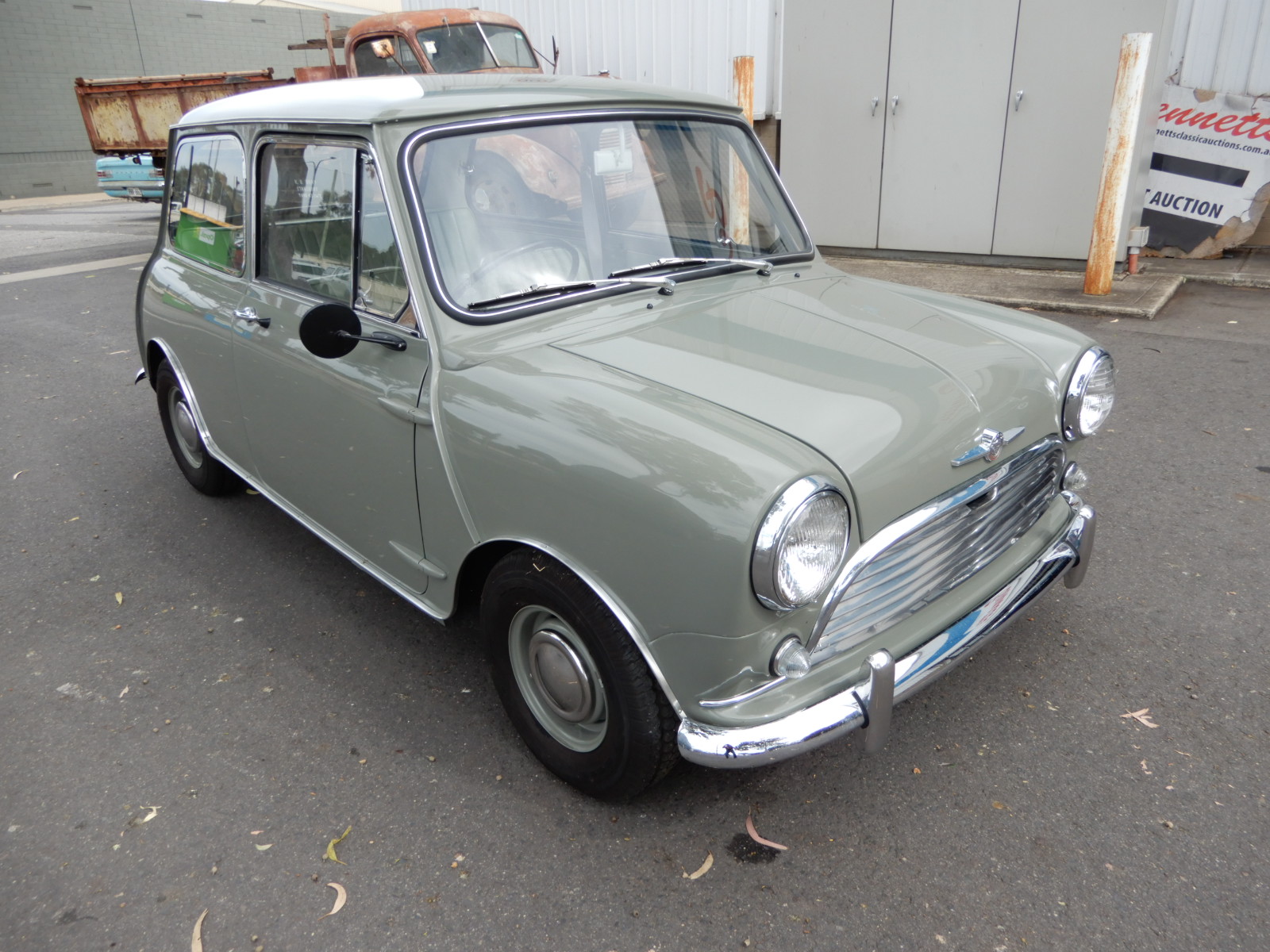 1967 MORRIS MINI DELUXE 2D SEDAN