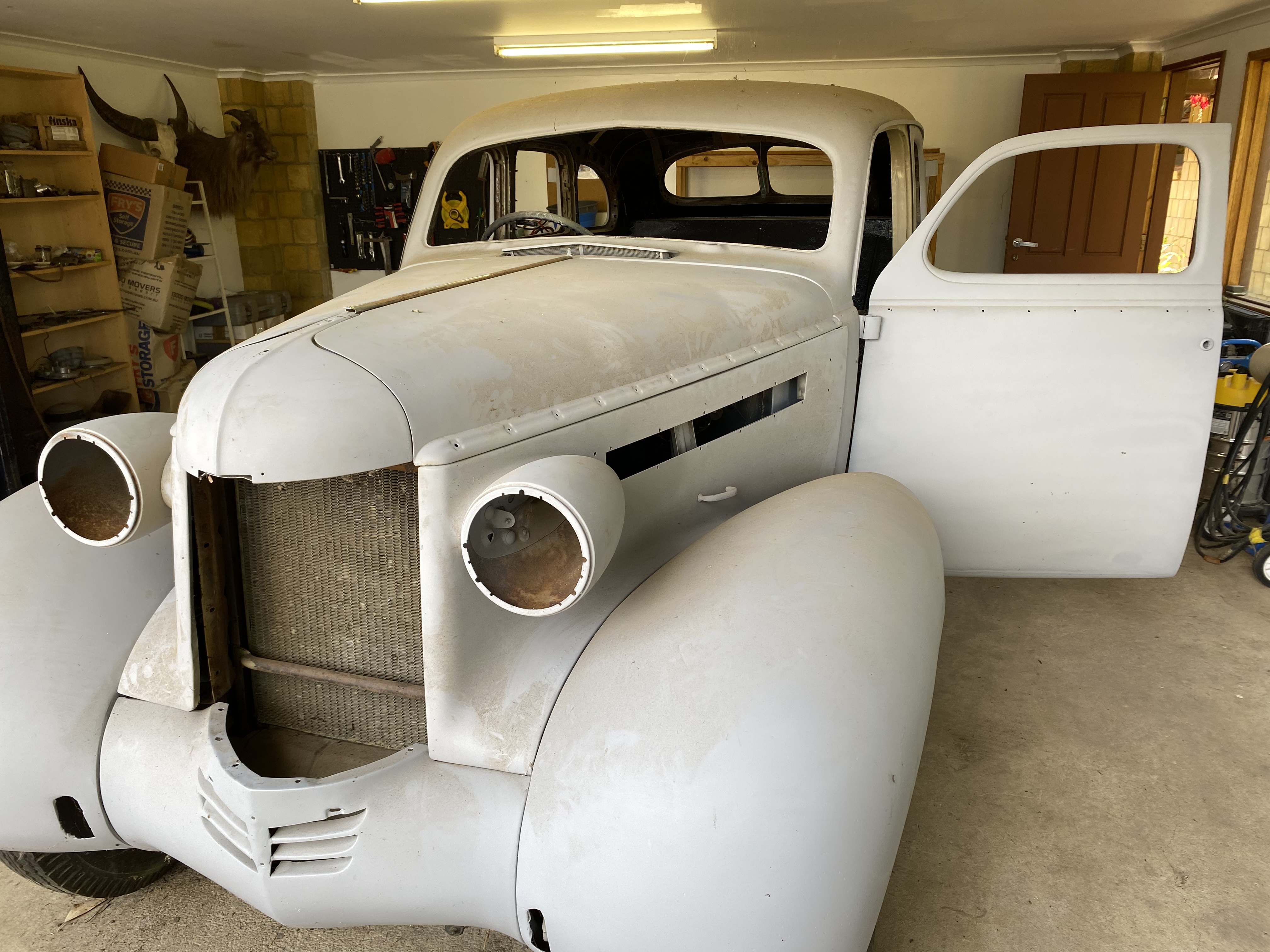 1937 OLDSMOBILE F37 SEDAN