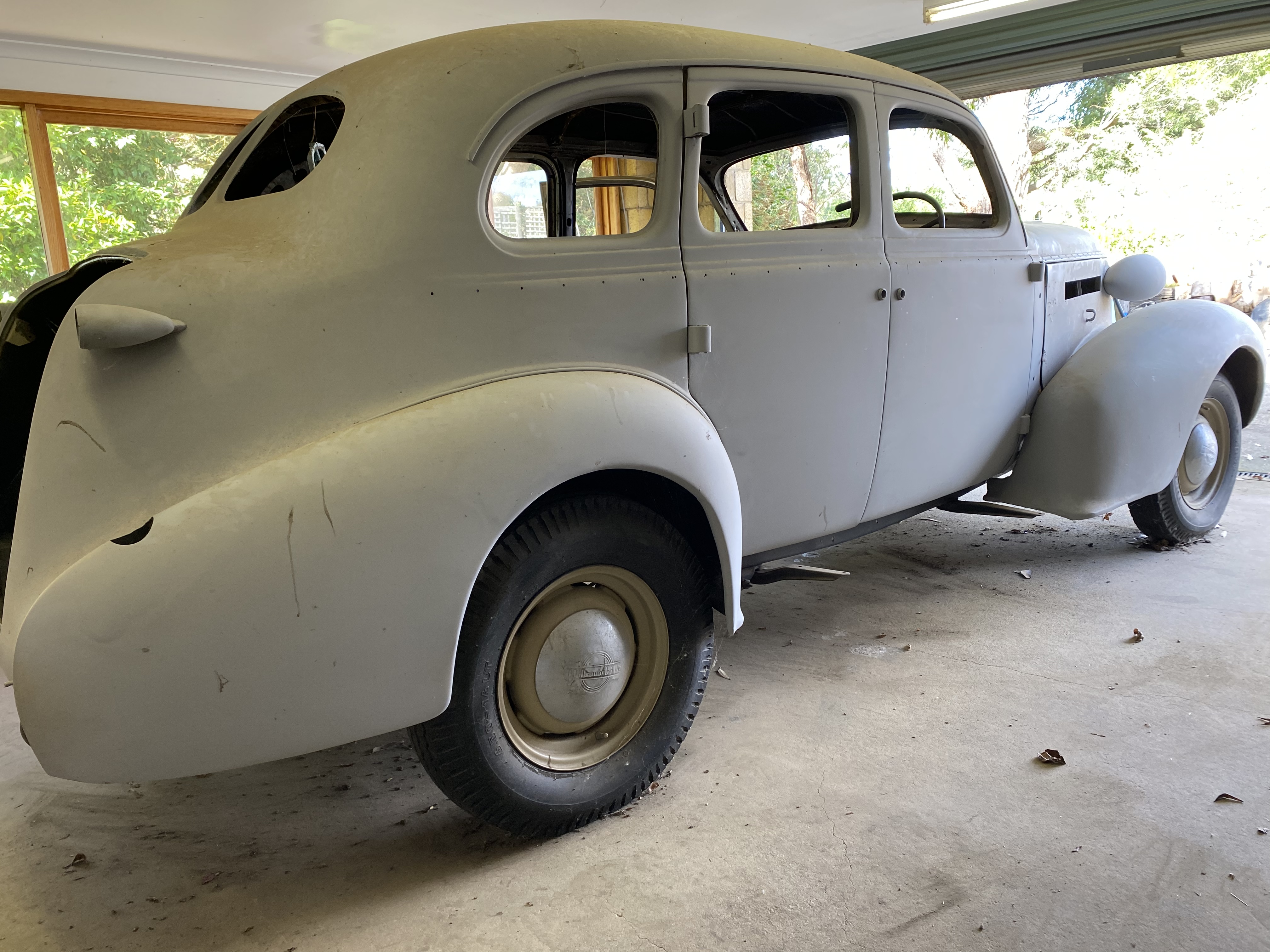 1937 OLDSMOBILE F37 SEDAN