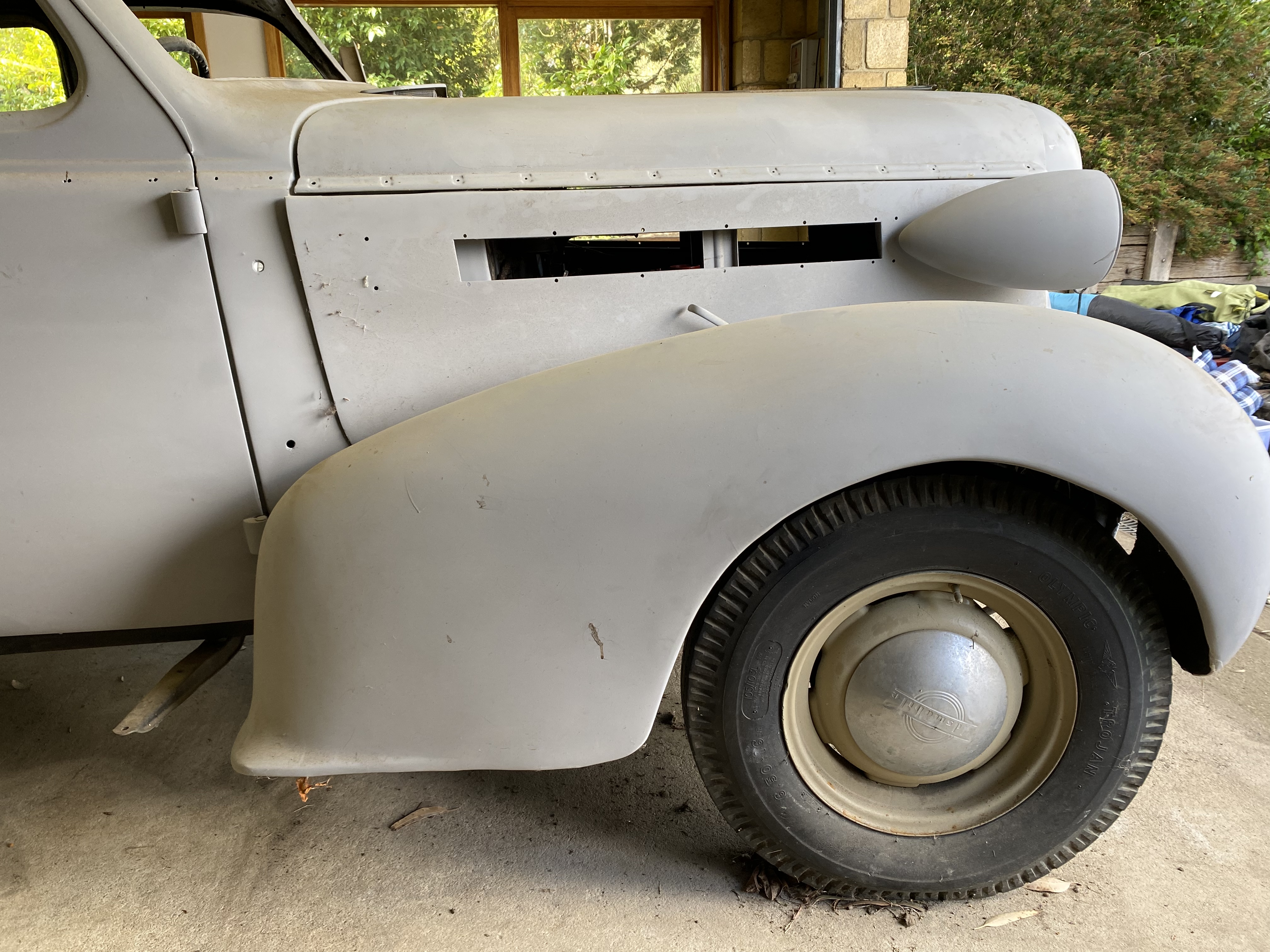1937 OLDSMOBILE F37 SEDAN