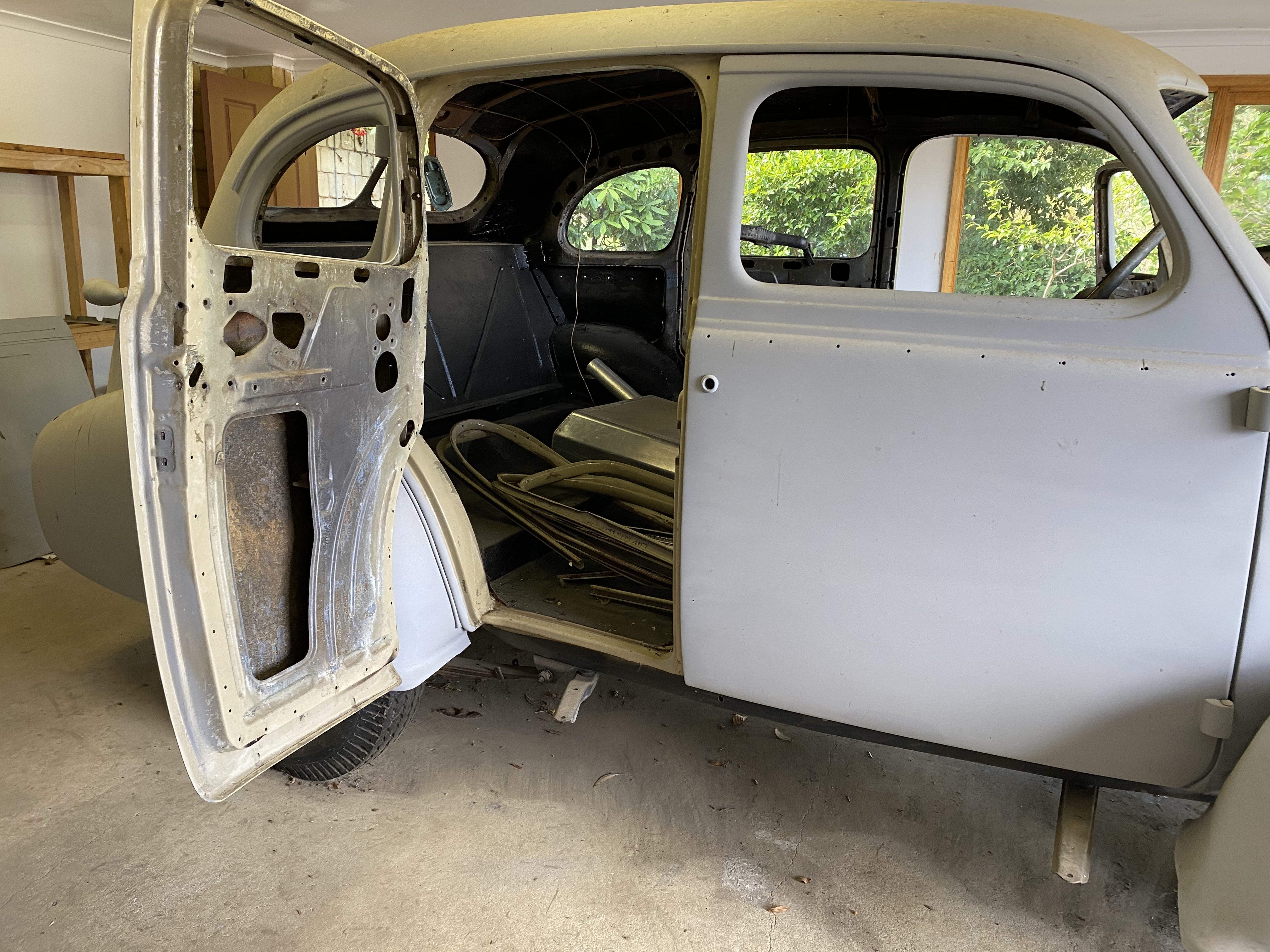 1937 OLDSMOBILE F37 SEDAN