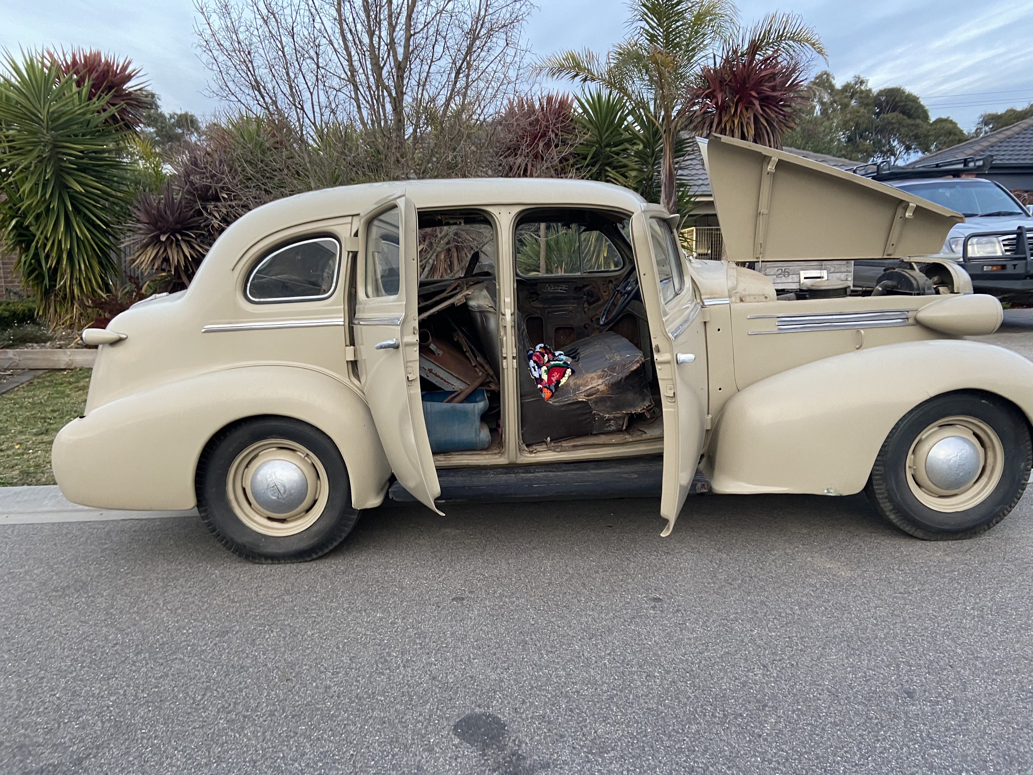 1937 OLDSMOBILE F37 SEDAN