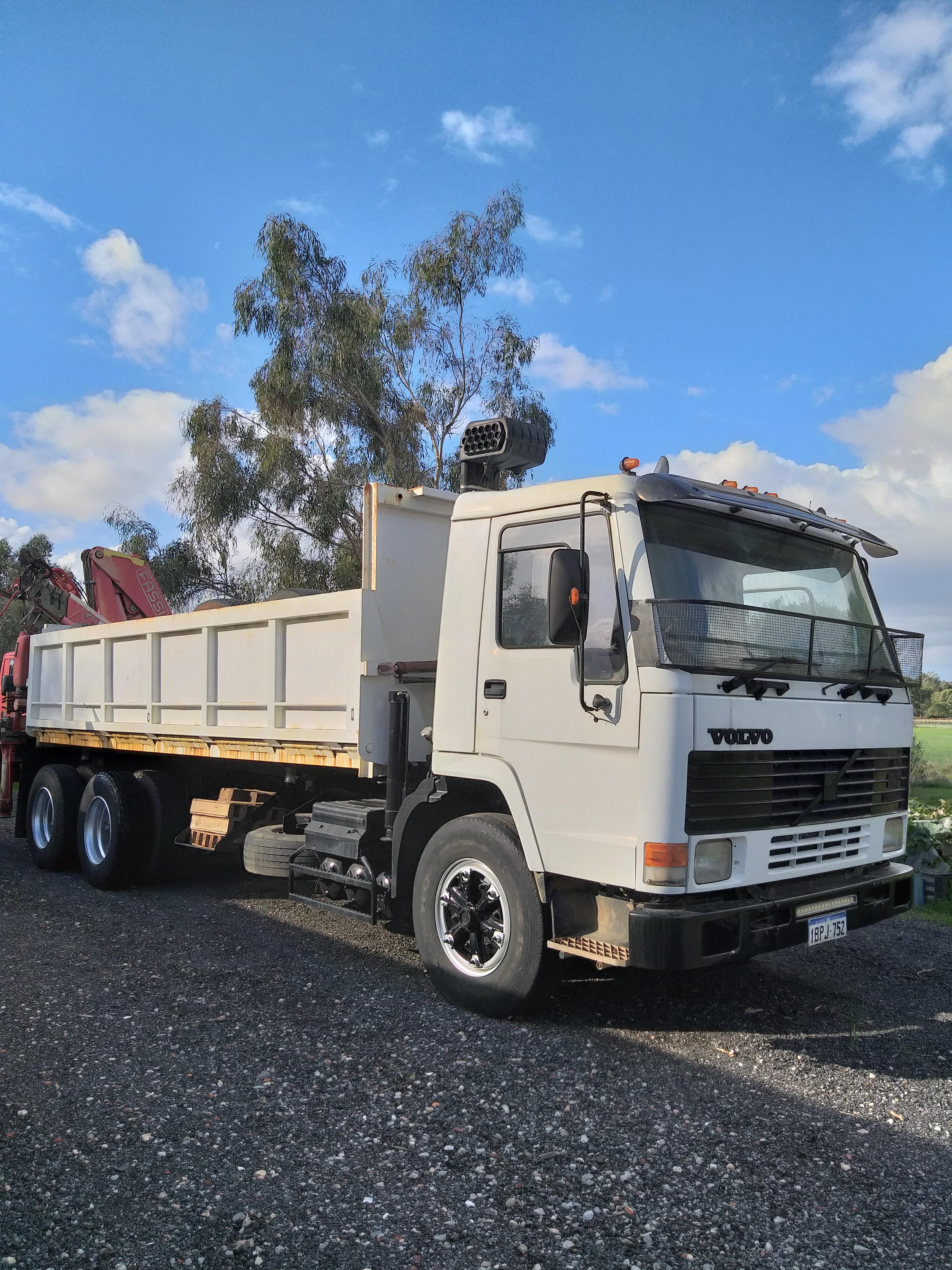 1981 VOLVO FL7 SIDE TIPPER/HIAB CRANE TRUCK 