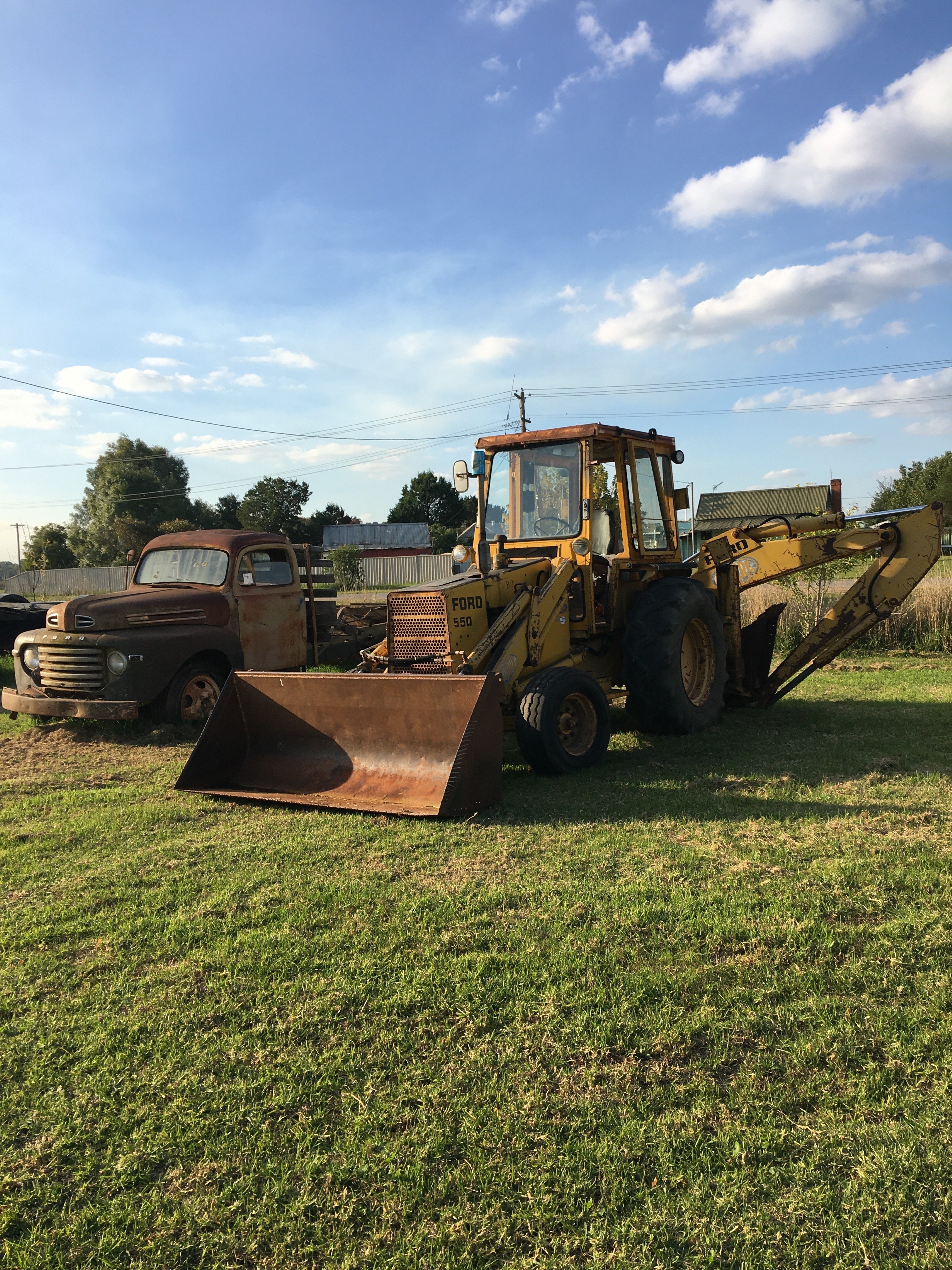 FORD 550 BACKHOE