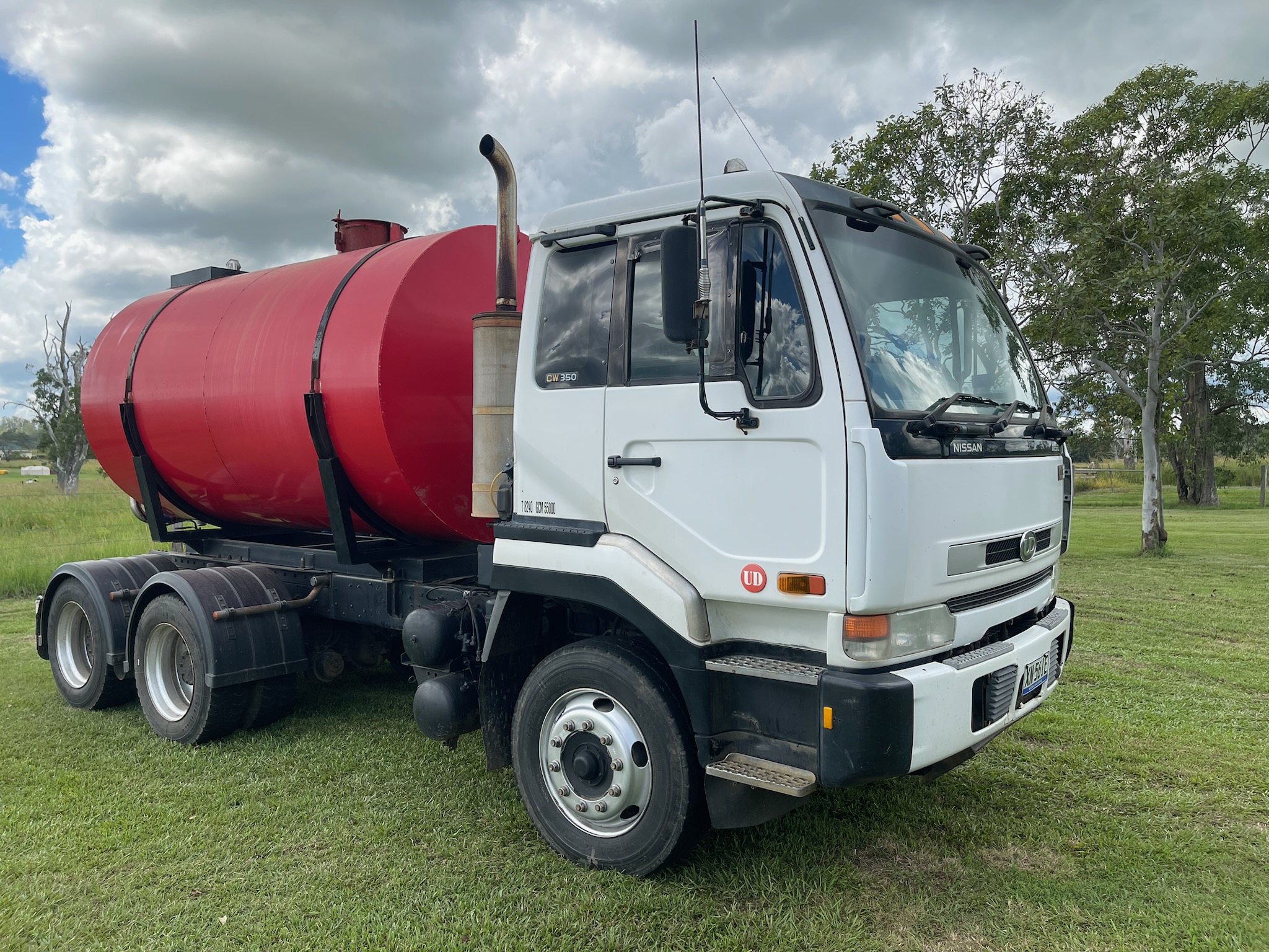2001 UD CWA350 WATER TRUCK