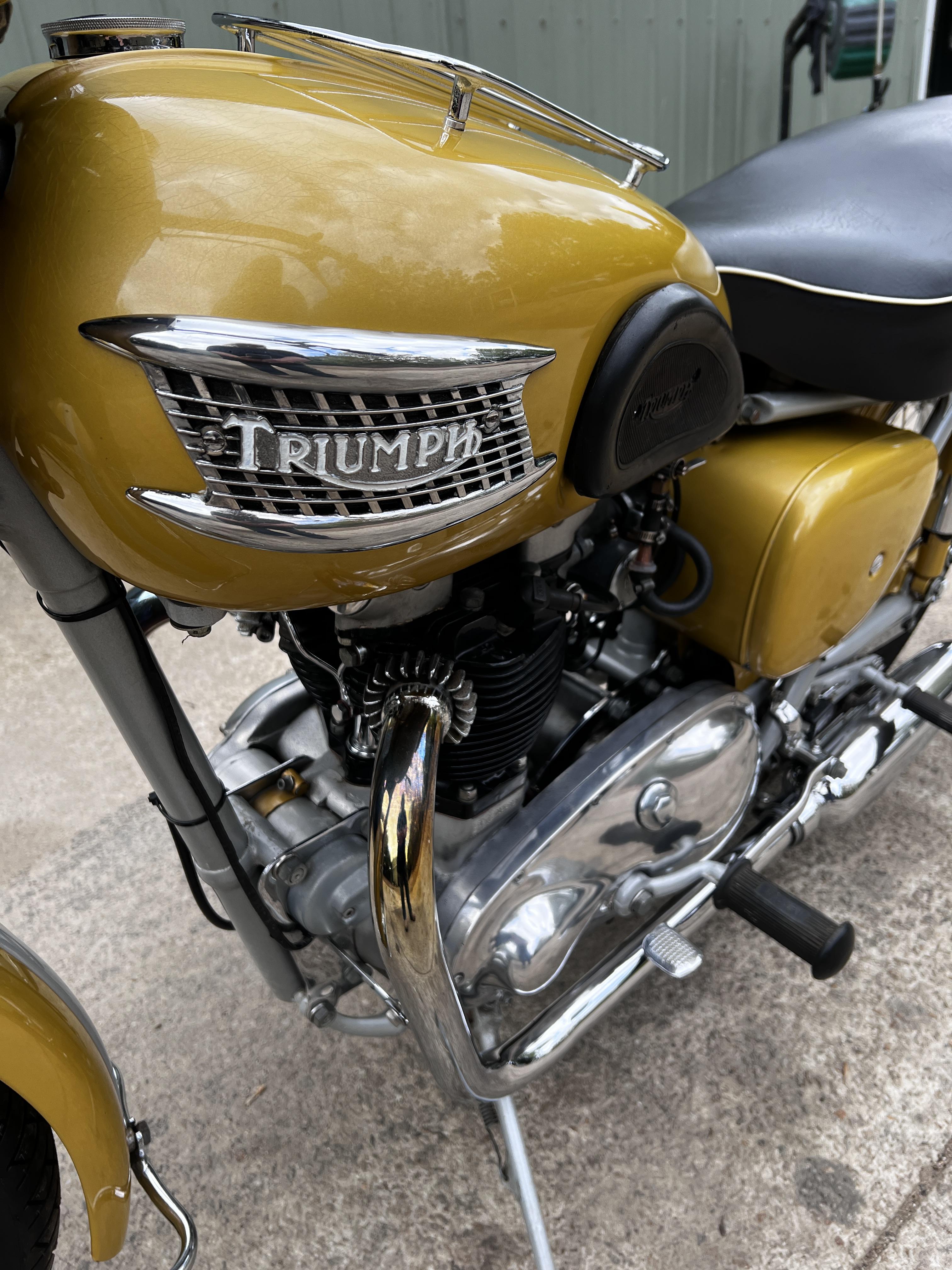 1957 TRIUMPH 6T THUNDERBIRD ROAD